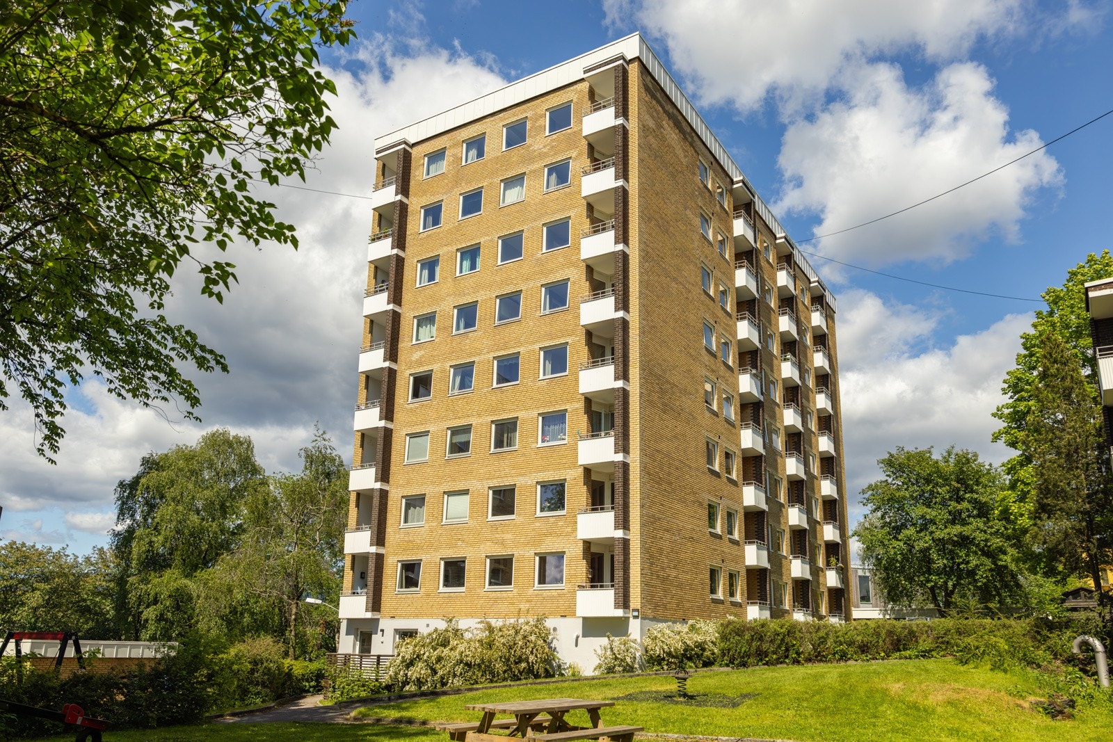 Leiligheten ligger sentralt til i et attraktivt boligområde på Bjølsen, nær Nydalen og Sagene. Det er flere koselige og populære kaféer og spisesteder i umiddelbar nærhet, samt gangavstand til BI og Storo Storsenter. Galleribilde