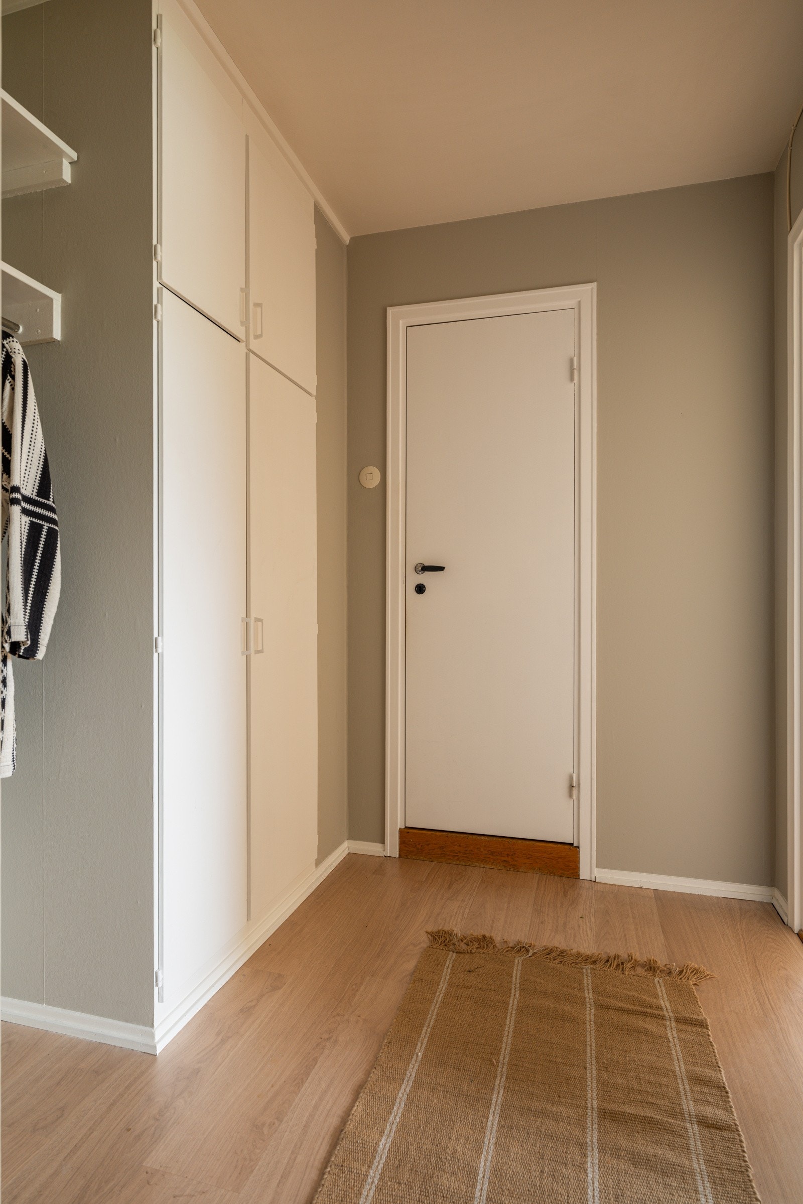 Du ønskes velkommen inn i en lys og praktisk entré. Galleribilde