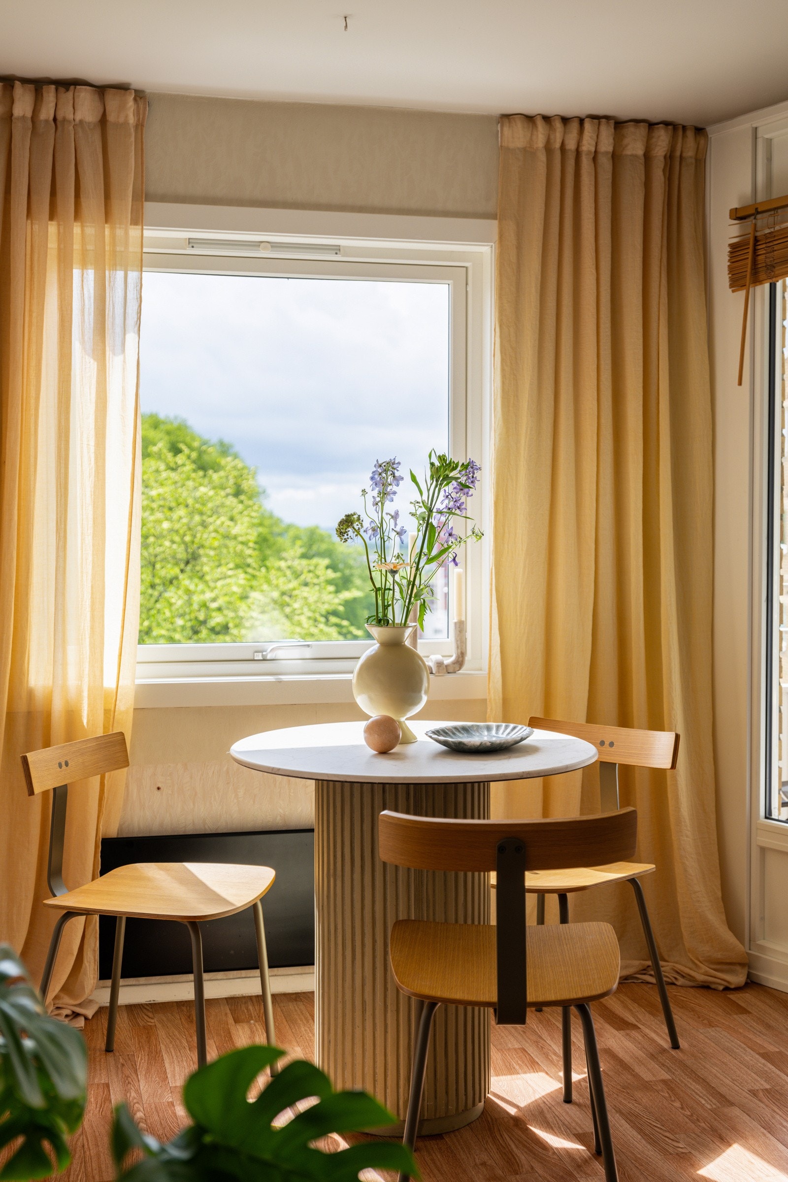 Ved vinduet er det plass til et hyggelig spisebord. Galleribilde