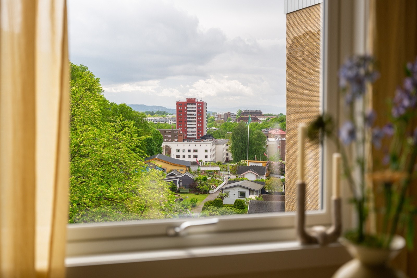 Leiligheten har frodig utsyn - en levende utsikt som forandrer seg med årstidene. Galleribilde