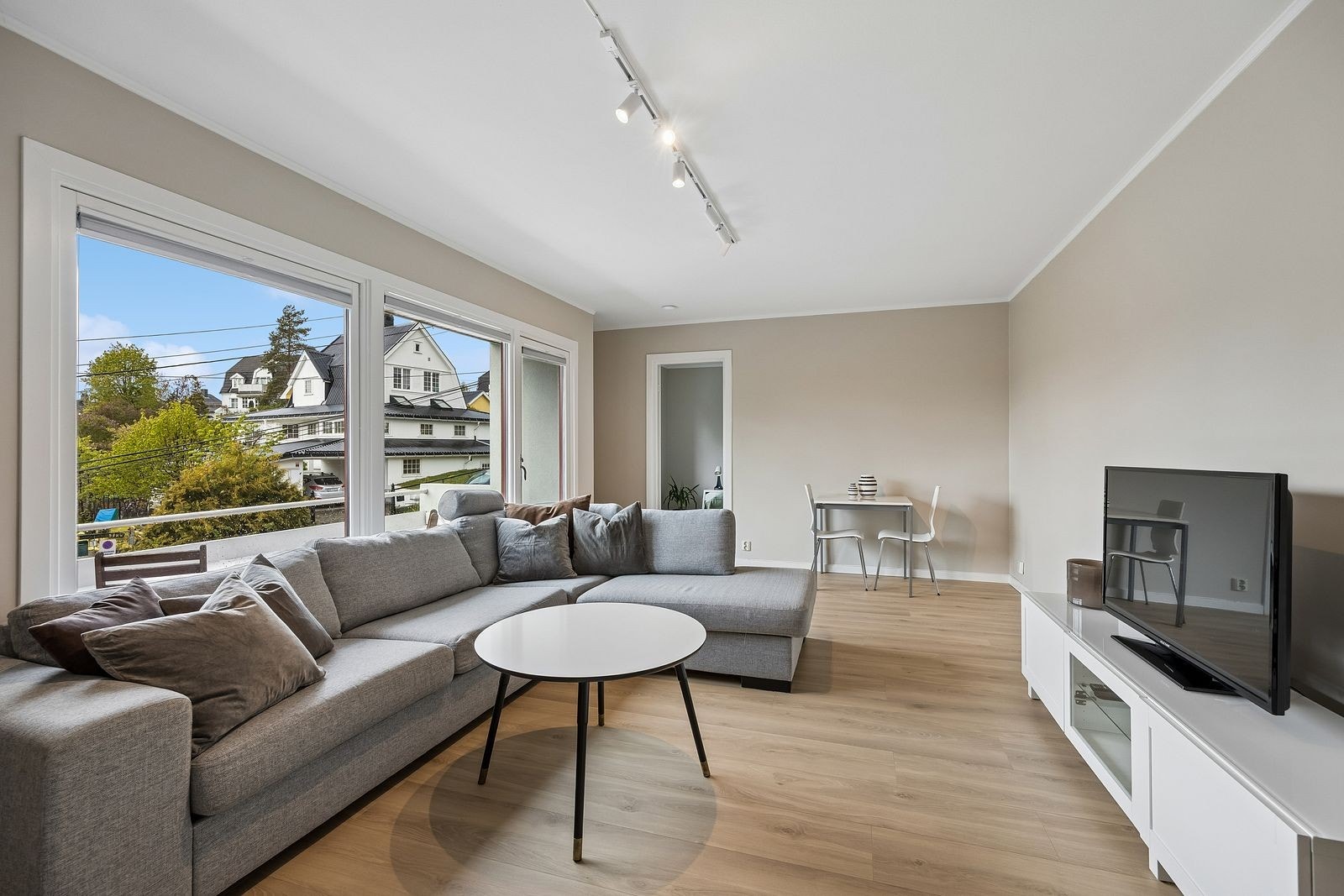 Luftig stue med plass til stor sofagruppe samt spisebord. Galleribilde