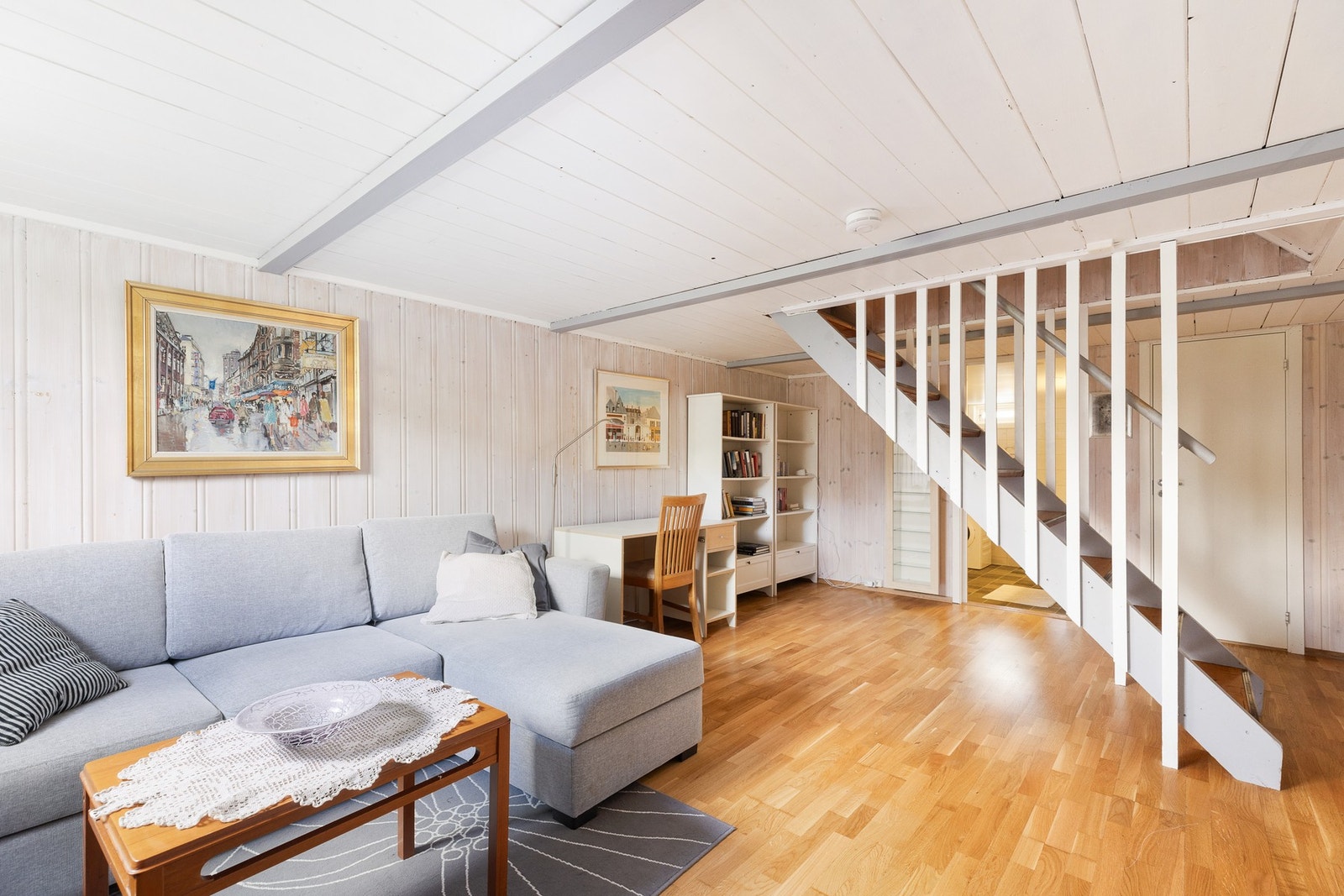 Kontor del under trappen for hjemmekontor Galleribilde