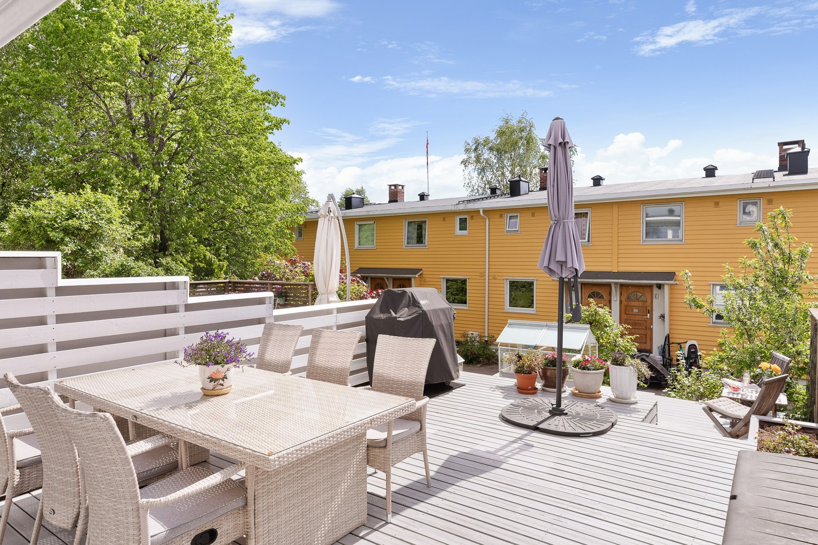To nivåer på terrassen Galleribilde