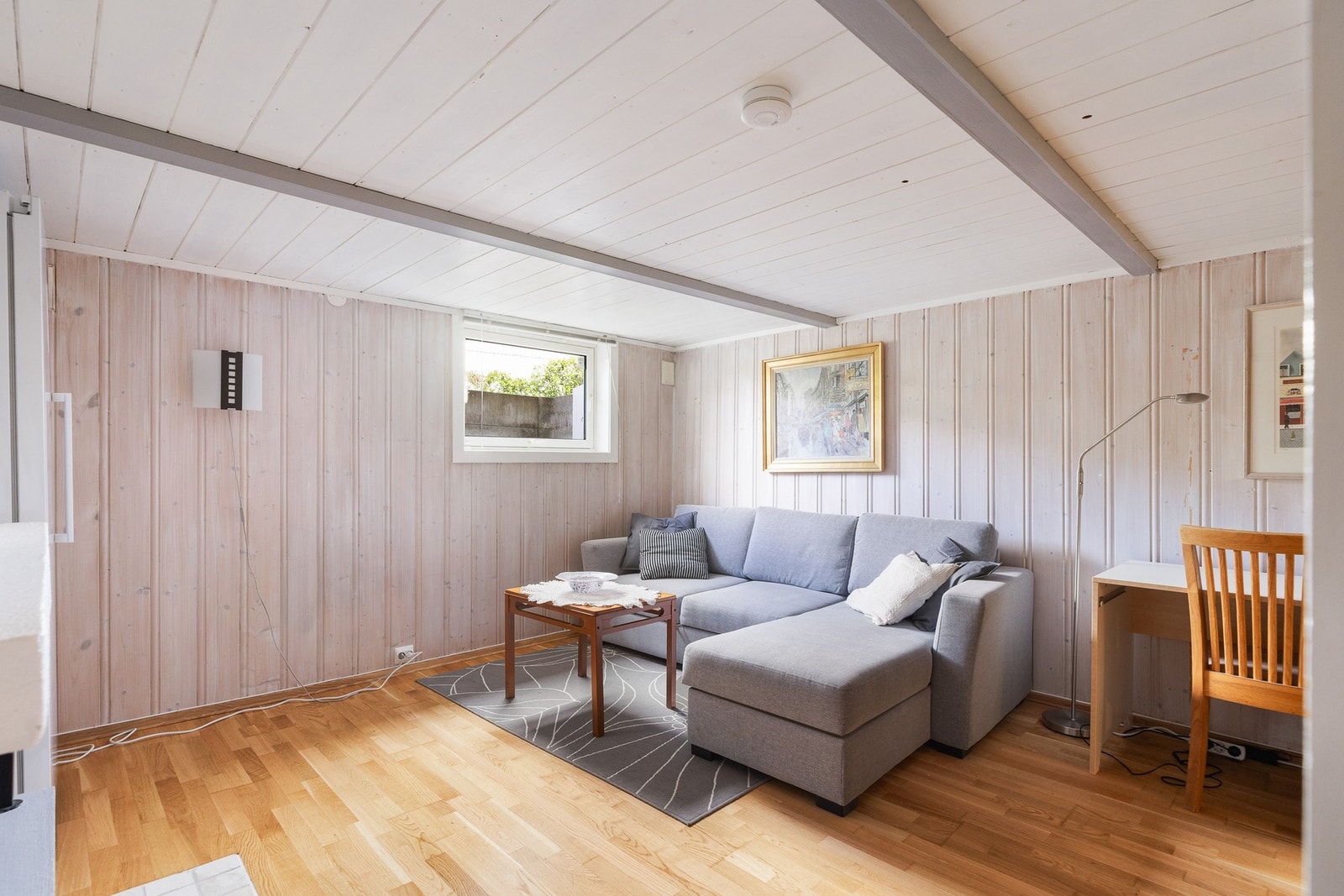 Kjellerstue med god plass til sofagruppe Galleribilde