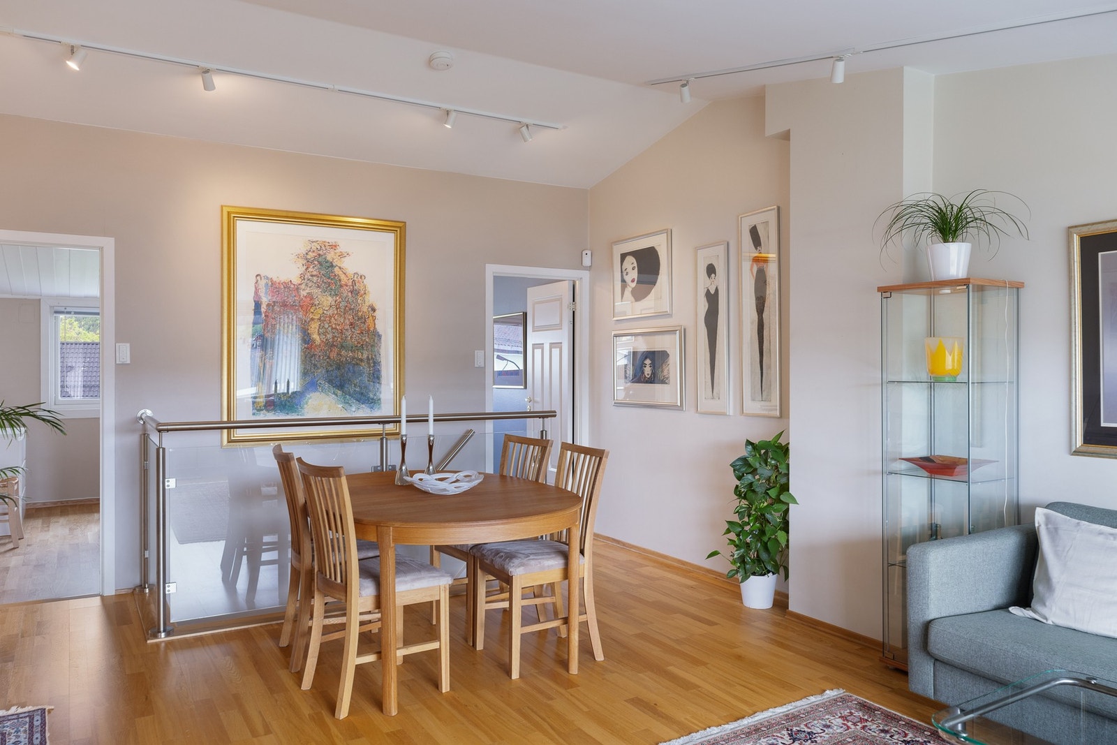 Plass til spisebord ved glassrekkverket til trappen Galleribilde