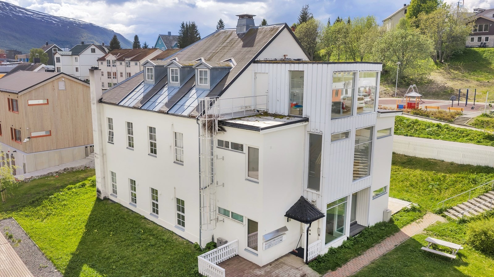 Leiligheten er del av sameiet Lærfabrikken/Barkhuset - Restaurerte bygninger fra 1920-tallet med sterk identitet i Tromsø. Galleribilde