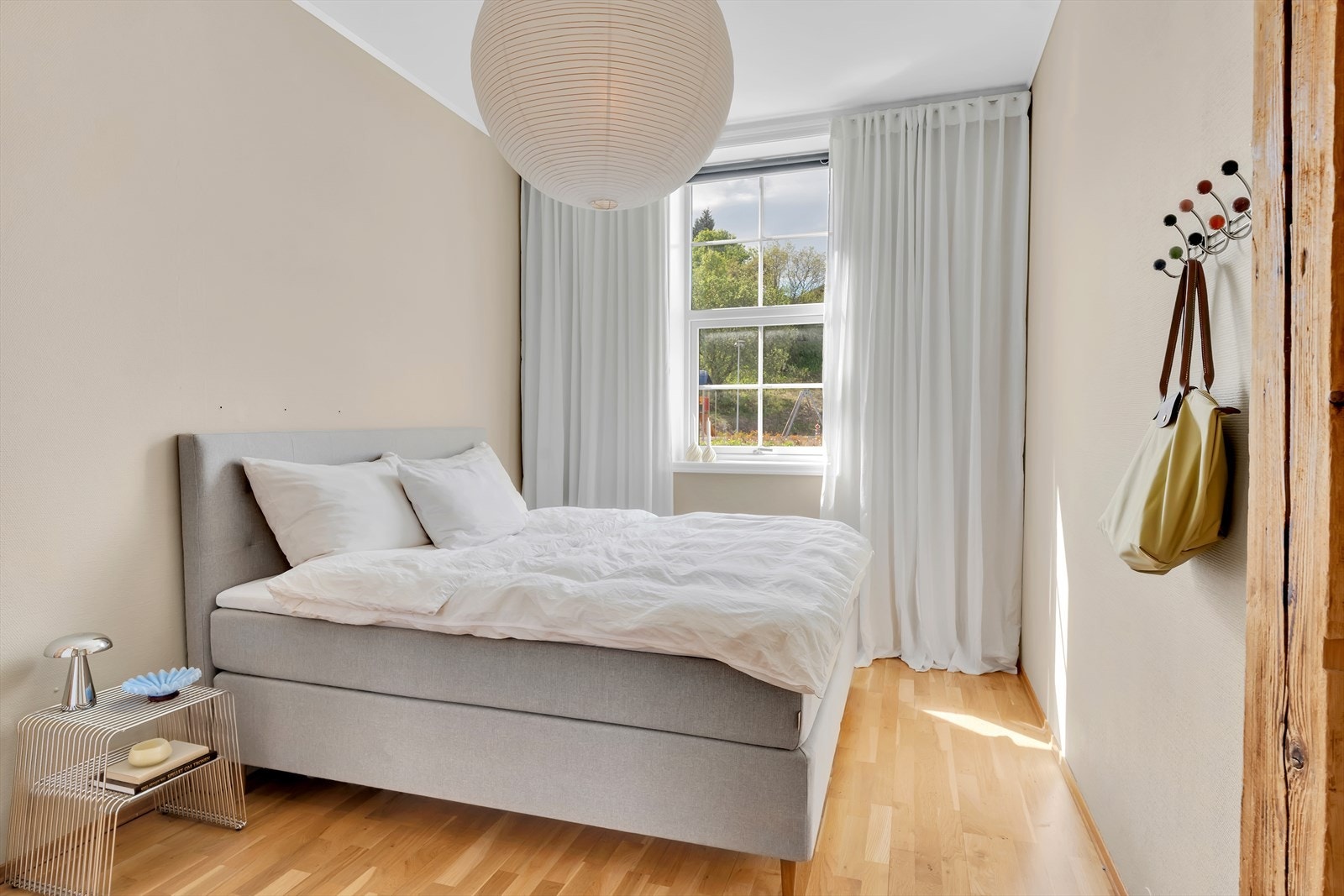 Soverom 1 - Romslig, med god plass til stor seng! Galleribilde