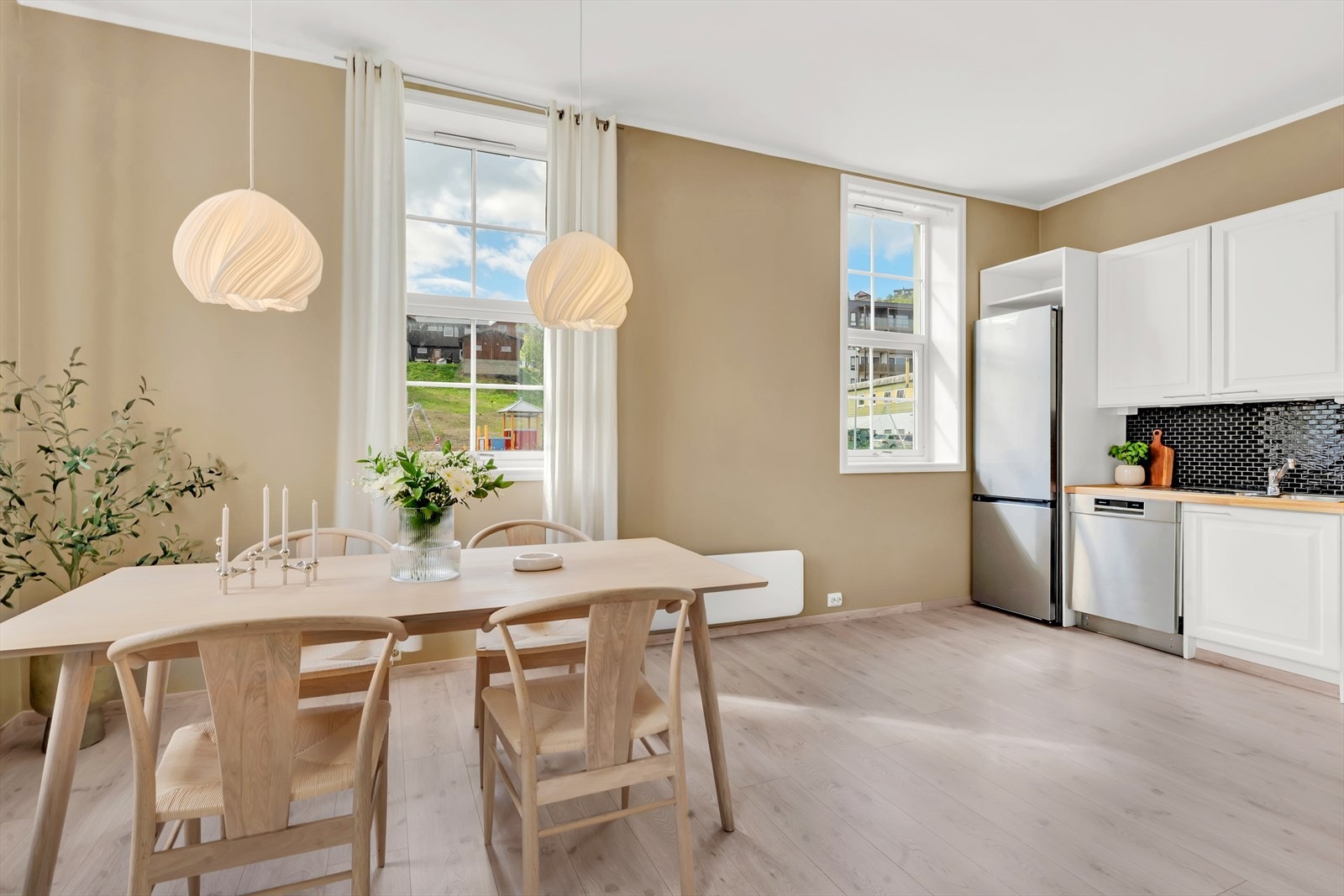 God plass til stor spisegruppe, hvor du kan invitere gjester i både små og store lag til et godt måltid. Galleribilde