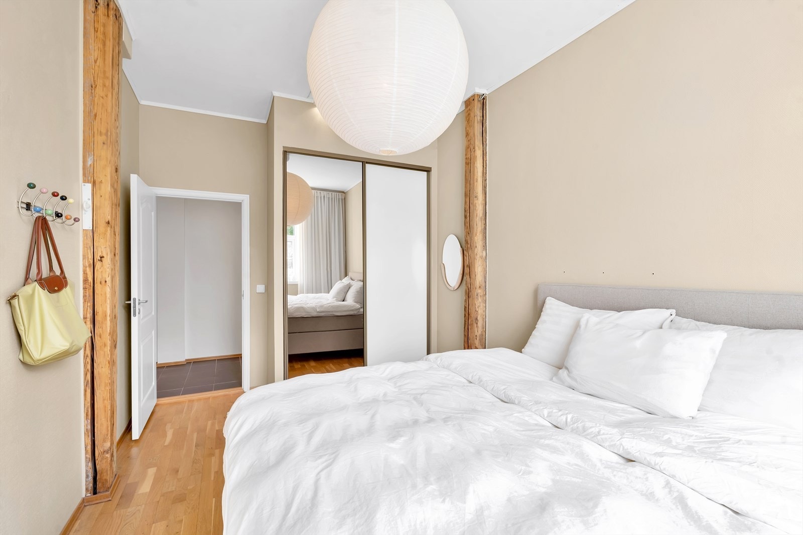 Soverommet er innredet med en praktisk skyvedørsgarderobe. Galleribilde