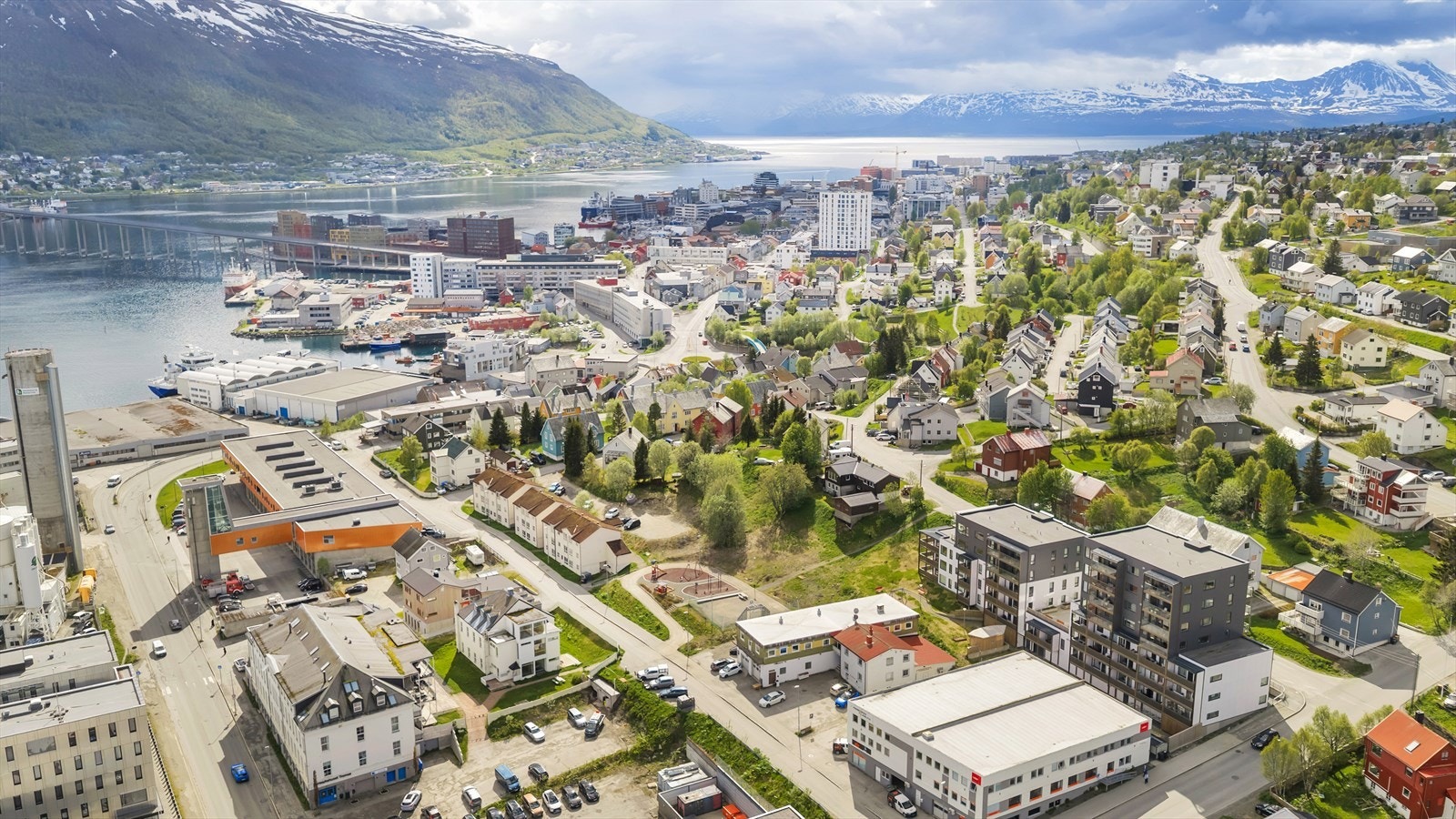 Busstopp kun et steinkast unna med hyppige direkteruter til blant annet sentrum, UNN/UiT og Jekta/K1. Galleribilde