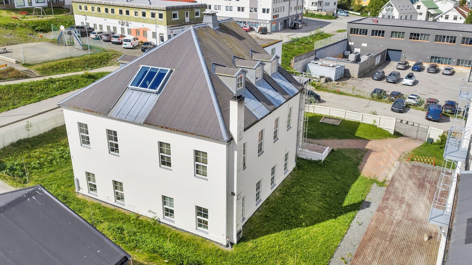 Leiligheten er tilbaketrukket fra hovedveien, i en lukket og rolig bakgård uten trafikal belastning og lite støy. Galleribilde