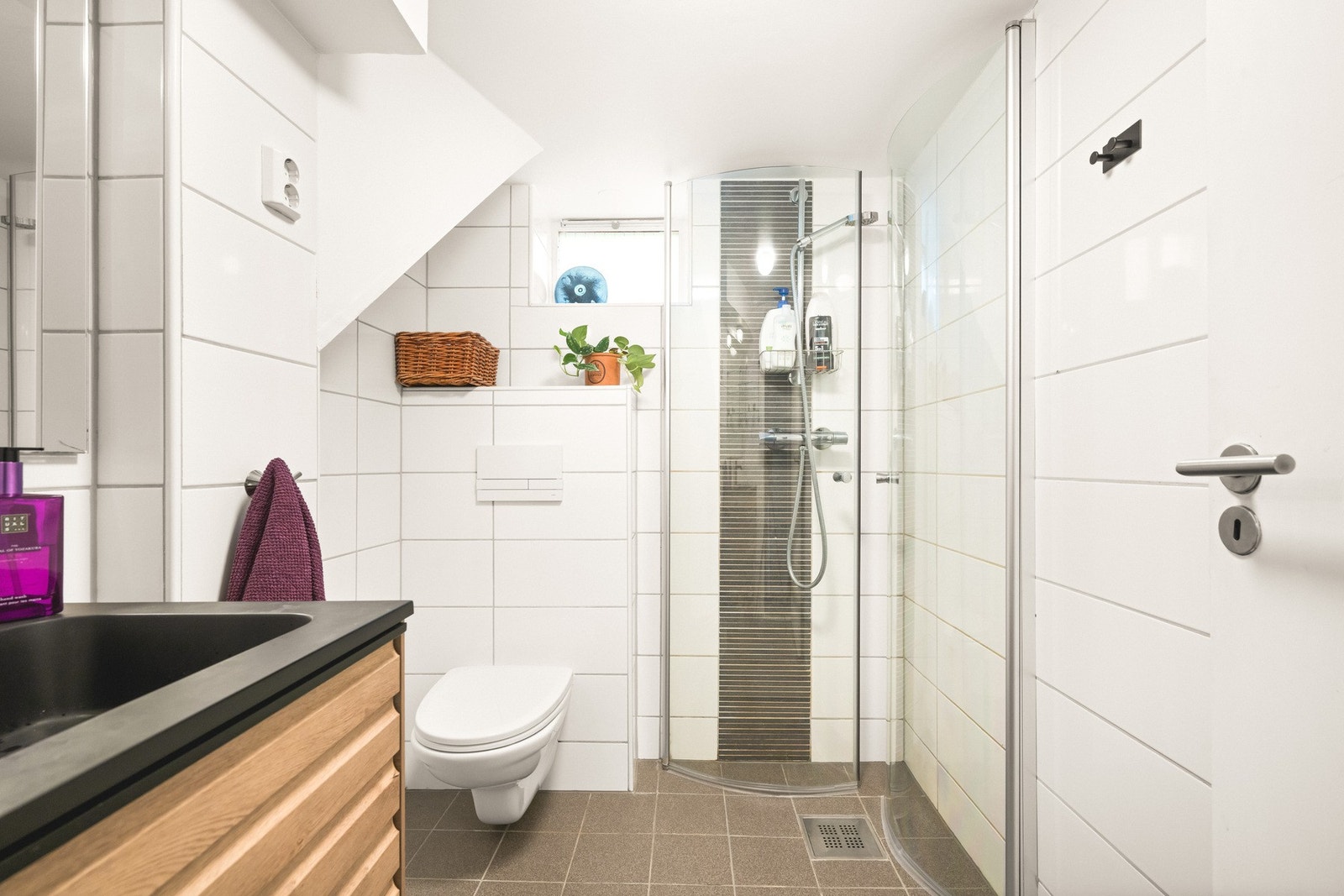 Badet måler 3,3 m² og er gjort i et tidløst design. Galleribilde
