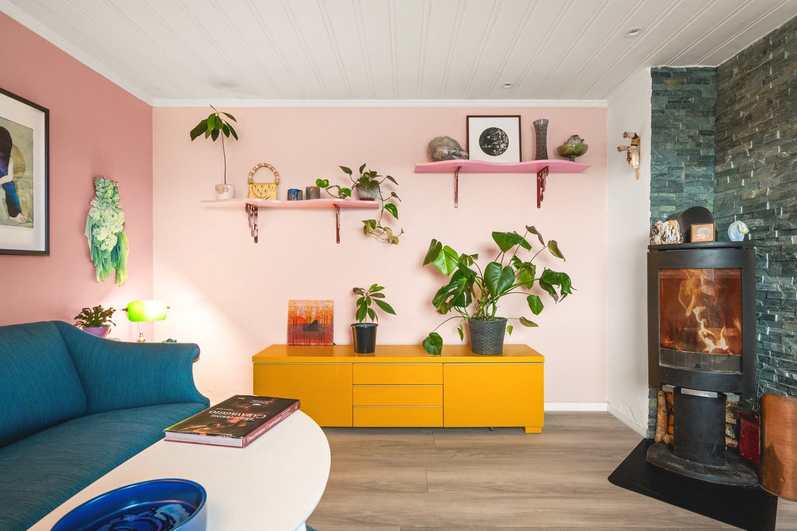 Stuen fremstår som lys og innbydende med rikelig naturlig lysinnslipp. Galleribilde