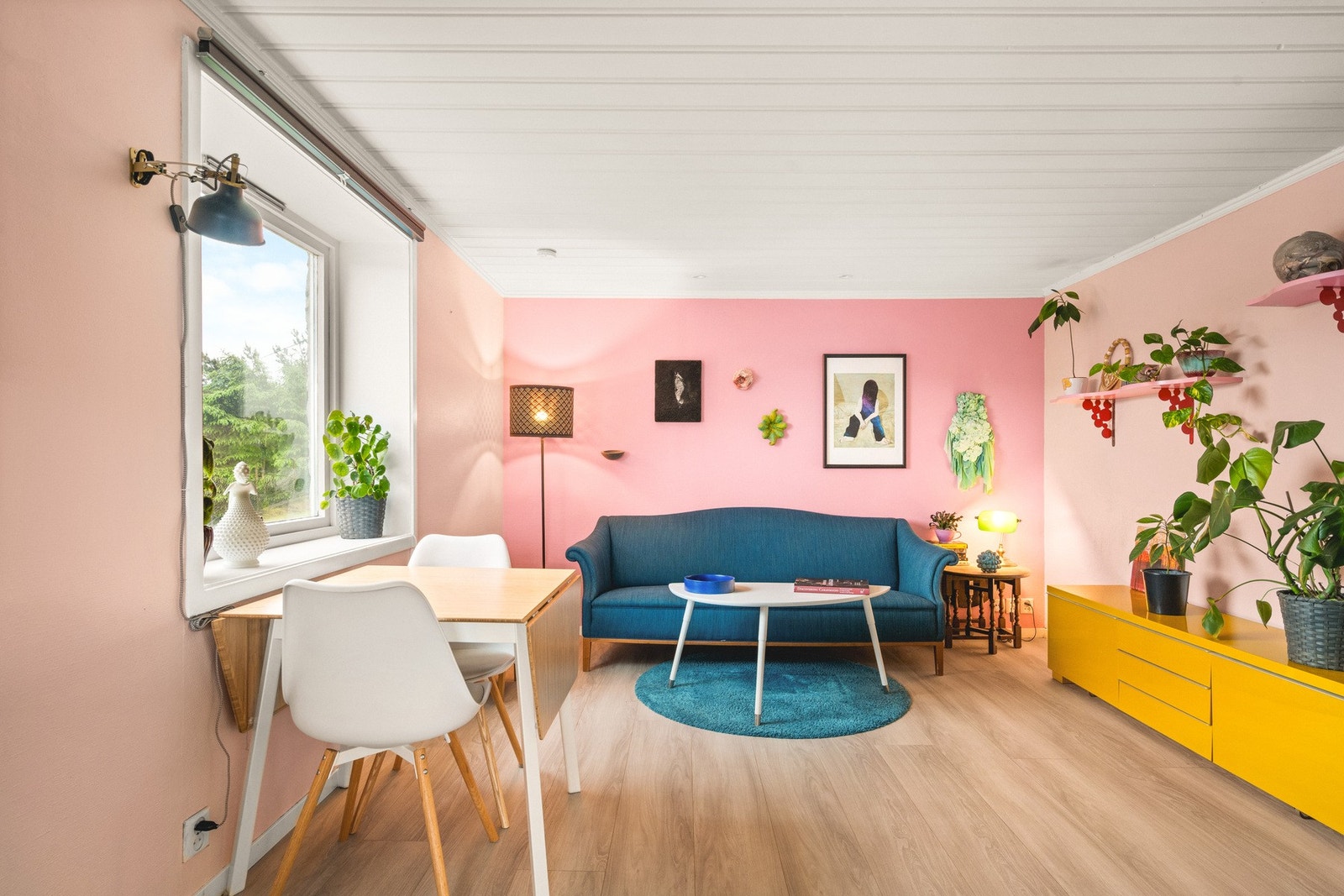 Stuen har laminatgulv samt malte vegger. Galleribilde