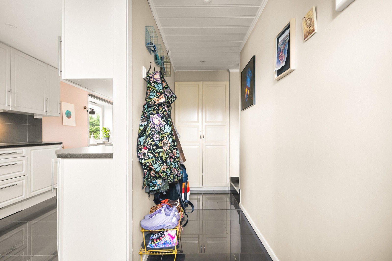 Velkommen inn! Leiligheten har en gang / mellomgang som totalt måler 6,6 m² Galleribilde
