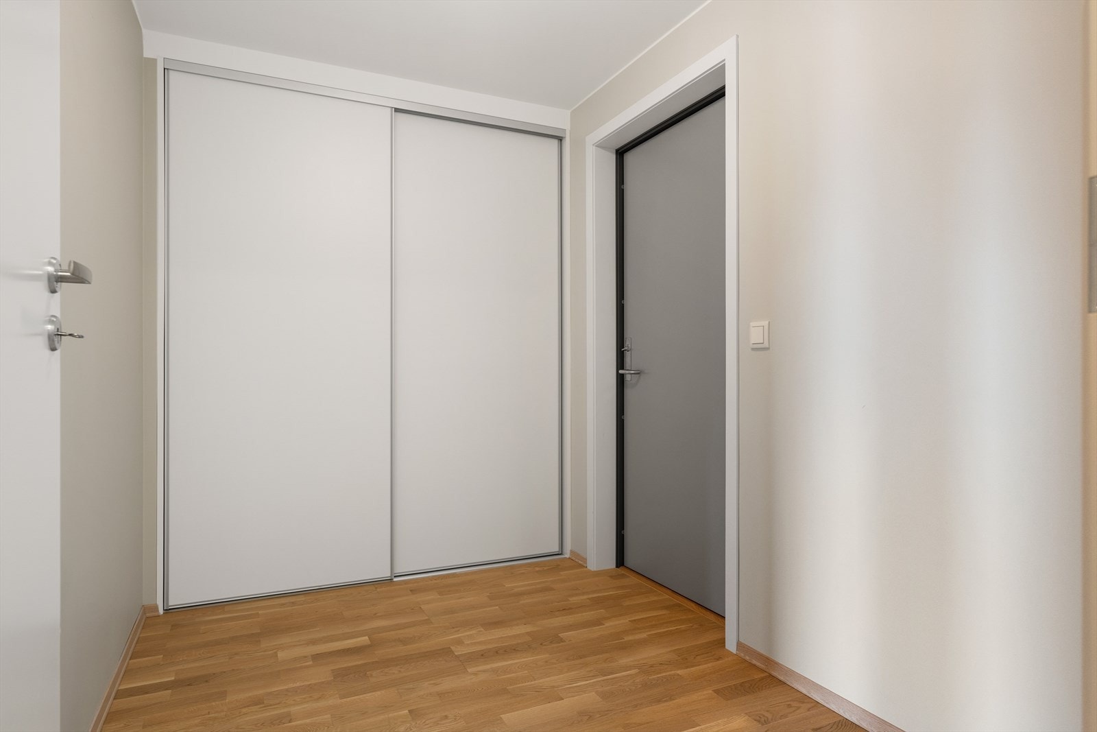 Velkommen inn! Etter å ha parkert bilen i den oppvarmede parkeringskjelleren har man enkel adkomst opp til leiligheten i tredje etasje via heis eller trapp. Galleribilde