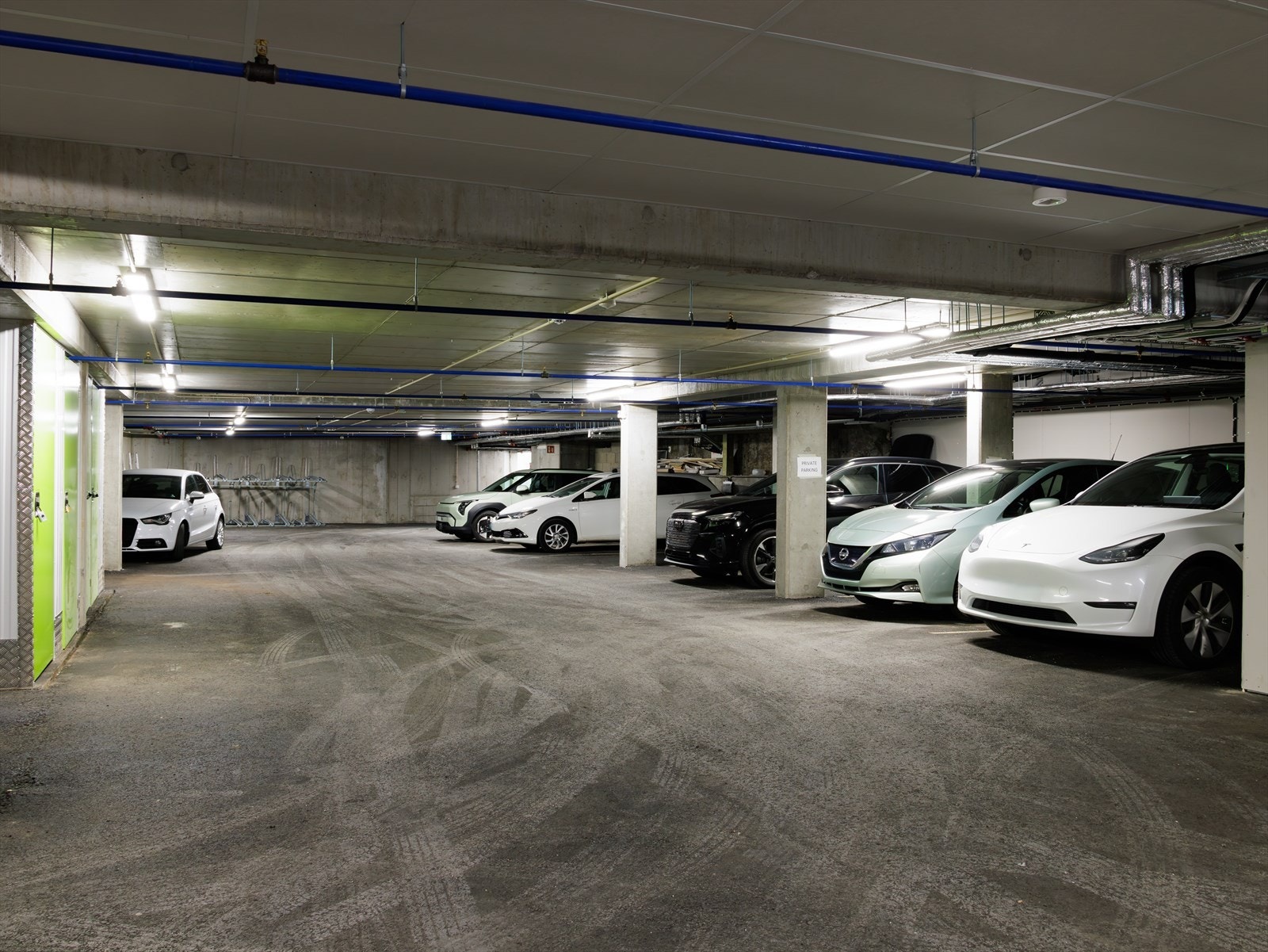 Det følger med en garasjeplass med elbil-lader i felles lukket garasjeanlegg. Boligen disponerer ekstern bod på ca. 5,19 kvm. Galleribilde