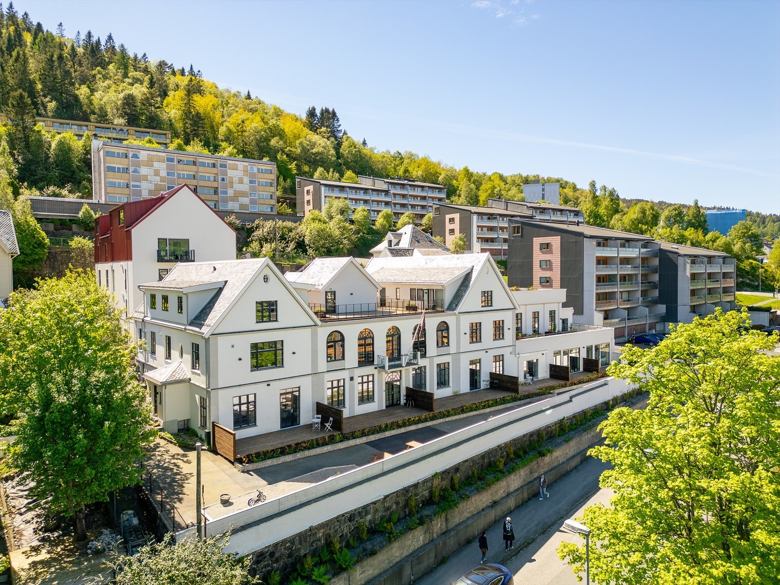 Innen får minutters gange fra boligen finner man flere dagligvarebutikker som SPAR Karensfryd, REMA 1000, Bunnpris og KIWI Damsgårdssundet. Med bil tar det under 5 min til Bergen sentrum. Galleribilde