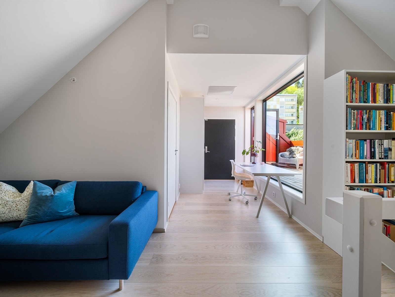 Loftstuen er innredet med sofa, tv-benk og har ellers plass til annen møblering. Galleribilde