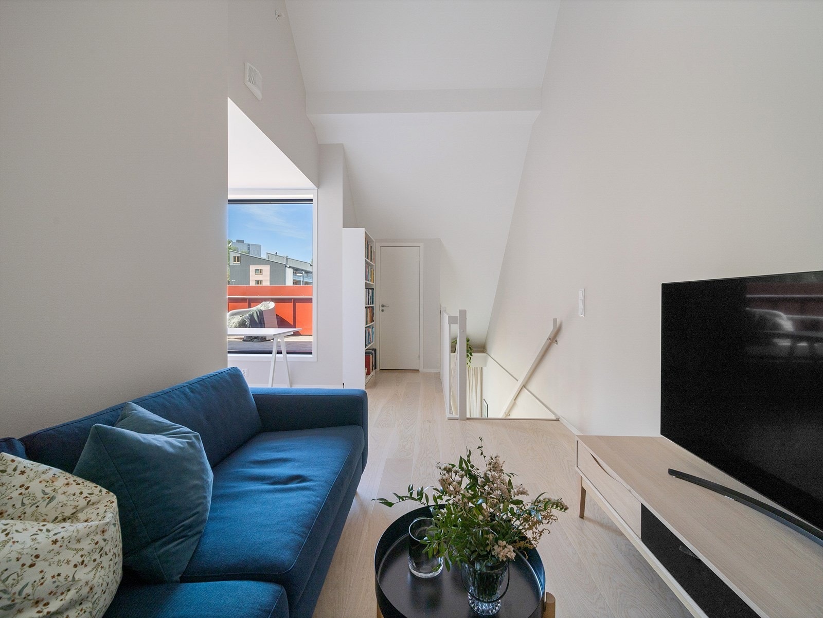Trapp fra stue tar deg opp til boligens loftstue, soverom og innvendig bod. Galleribilde