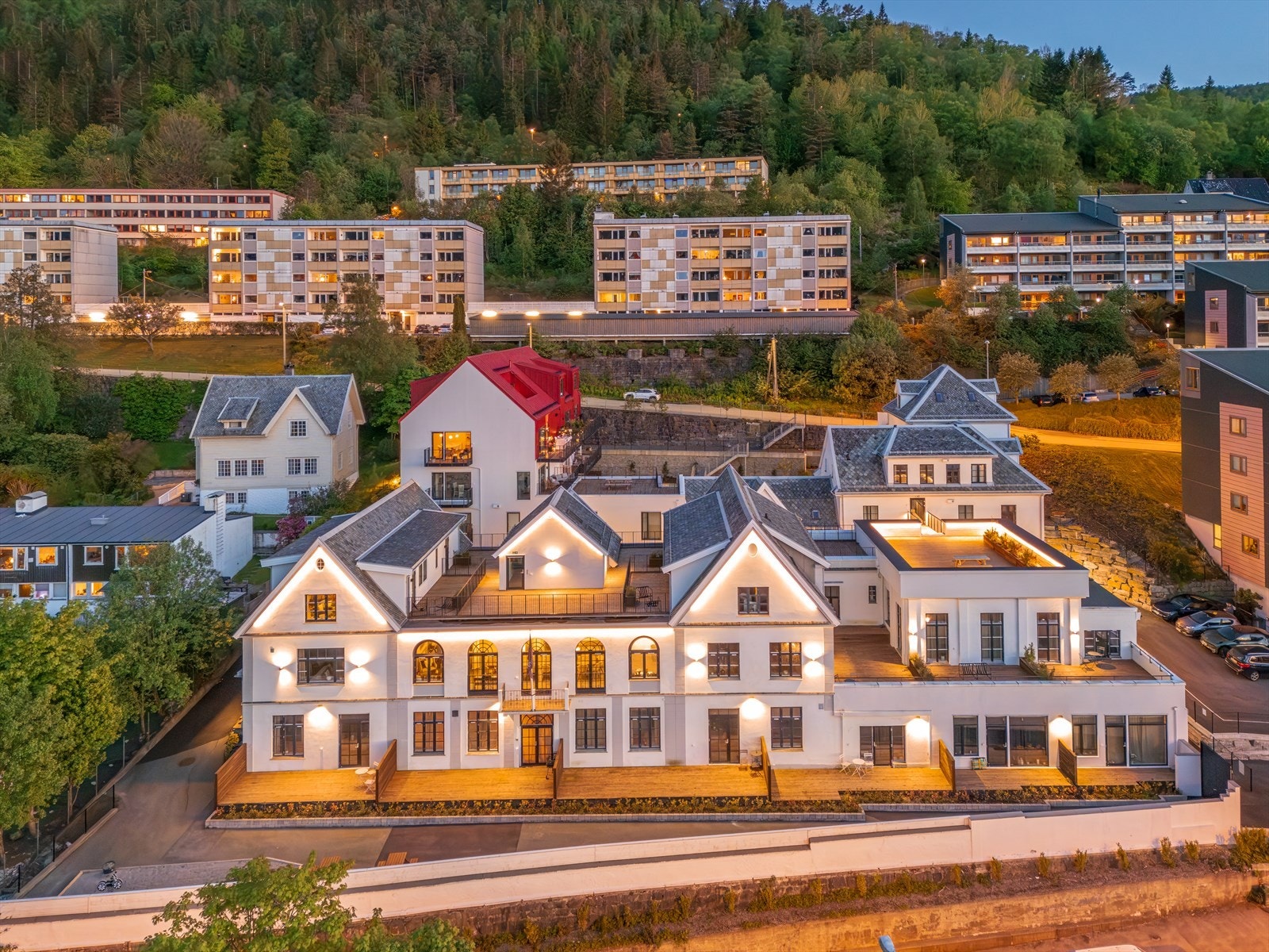 Denne boligen må oppleves! Dette er en lys og moderne leilighet i ærverdige Høyegården. Galleribilde