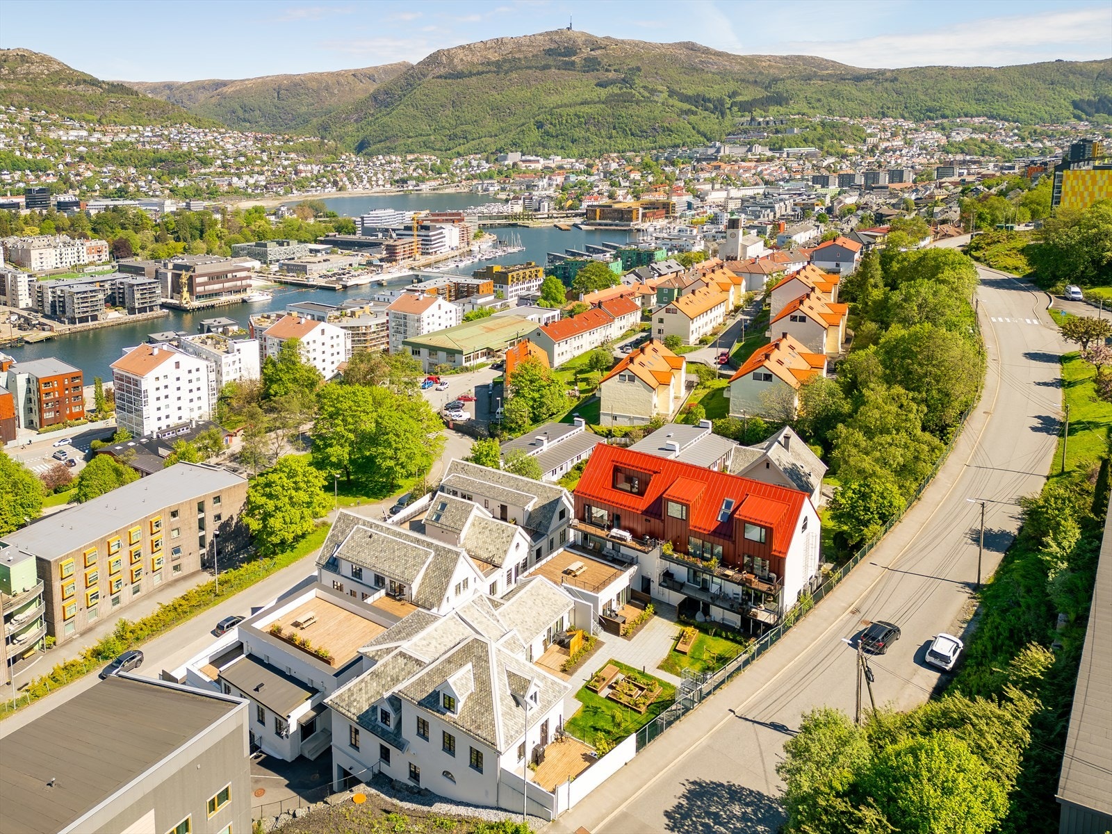 Boligen har en sentral og attraktiv beliggenhet. Det er få minutter til flotte turmuligheter og kollektivtransport. Galleribilde