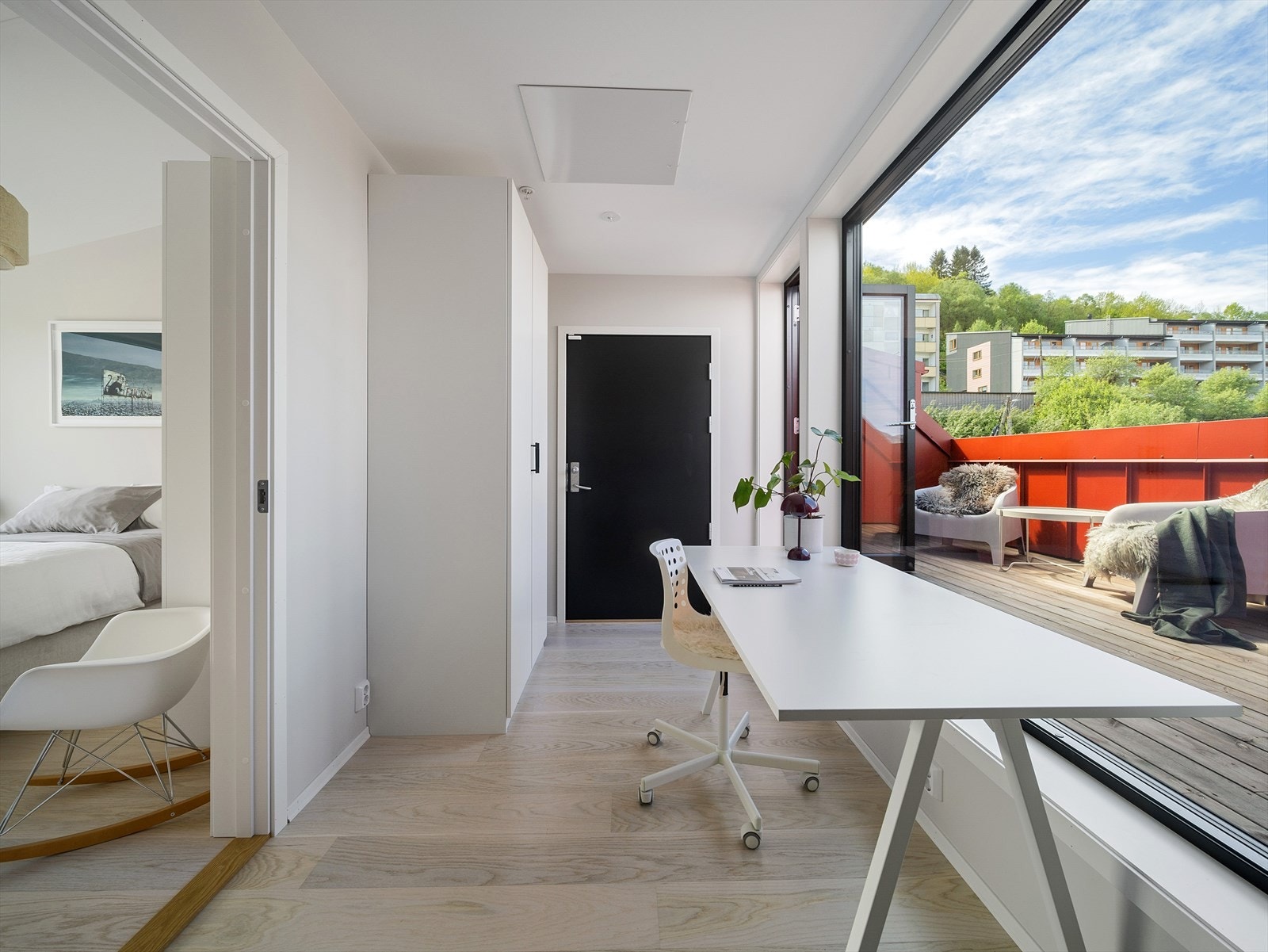 Fra loftstue er det utgang til en flott og usjenert balkong med fantastisk utsikt. Galleribilde