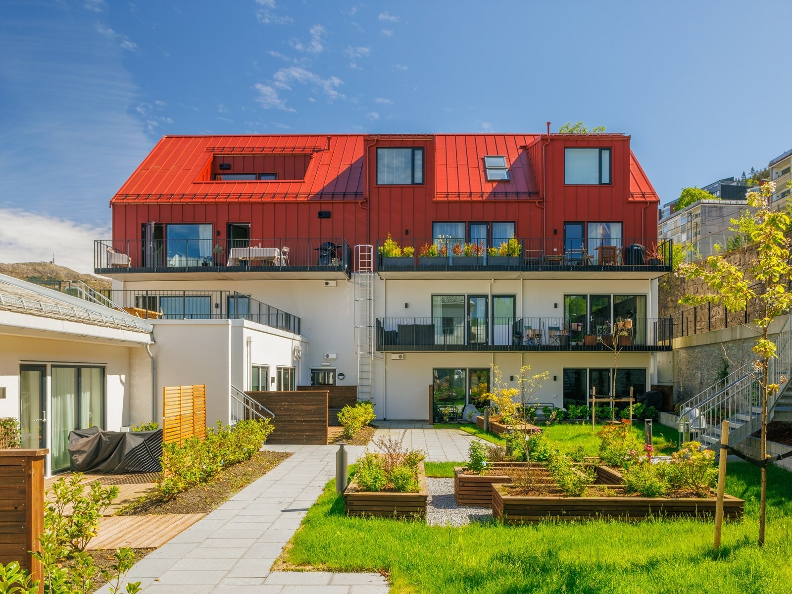 Høyegården er nominert til Statens arkitekturpris for å bevare byens identitet og samtidig skape nye boliger. Huset ble opprinnelig laget som en vinfabrikk på starten av 1900-tallet, av arkitekt Christian Høye. Galleribilde