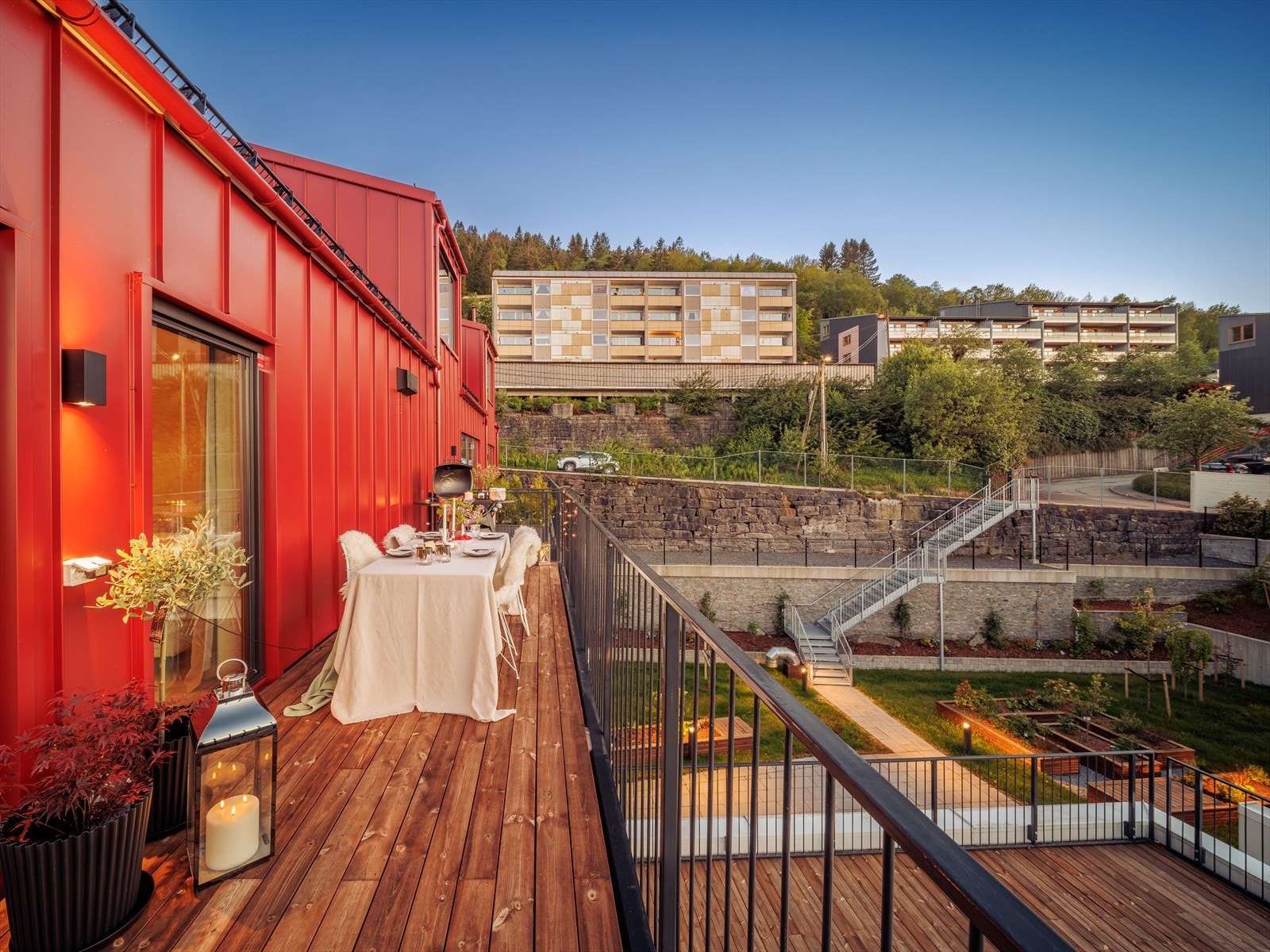 Fra stue er det utgang til en nydelig vestvendt balkong på ca. 18 kvm med gode solforhold. Galleribilde