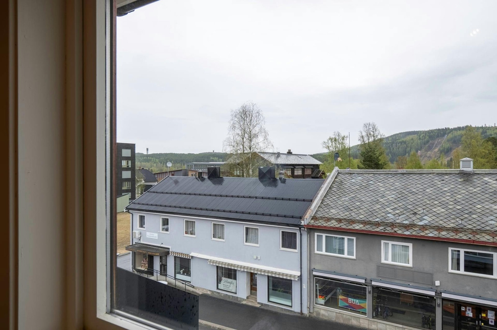 Utsikten fra rommet. Universitetet er rett bak nærmeste bygg. Galleribilde