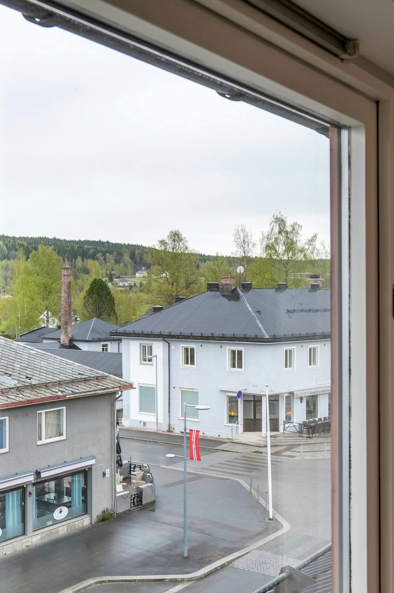 Utsikt fra samme vindu motsatt vei. Bygdas to restauranter rett utenfor. Galleribilde