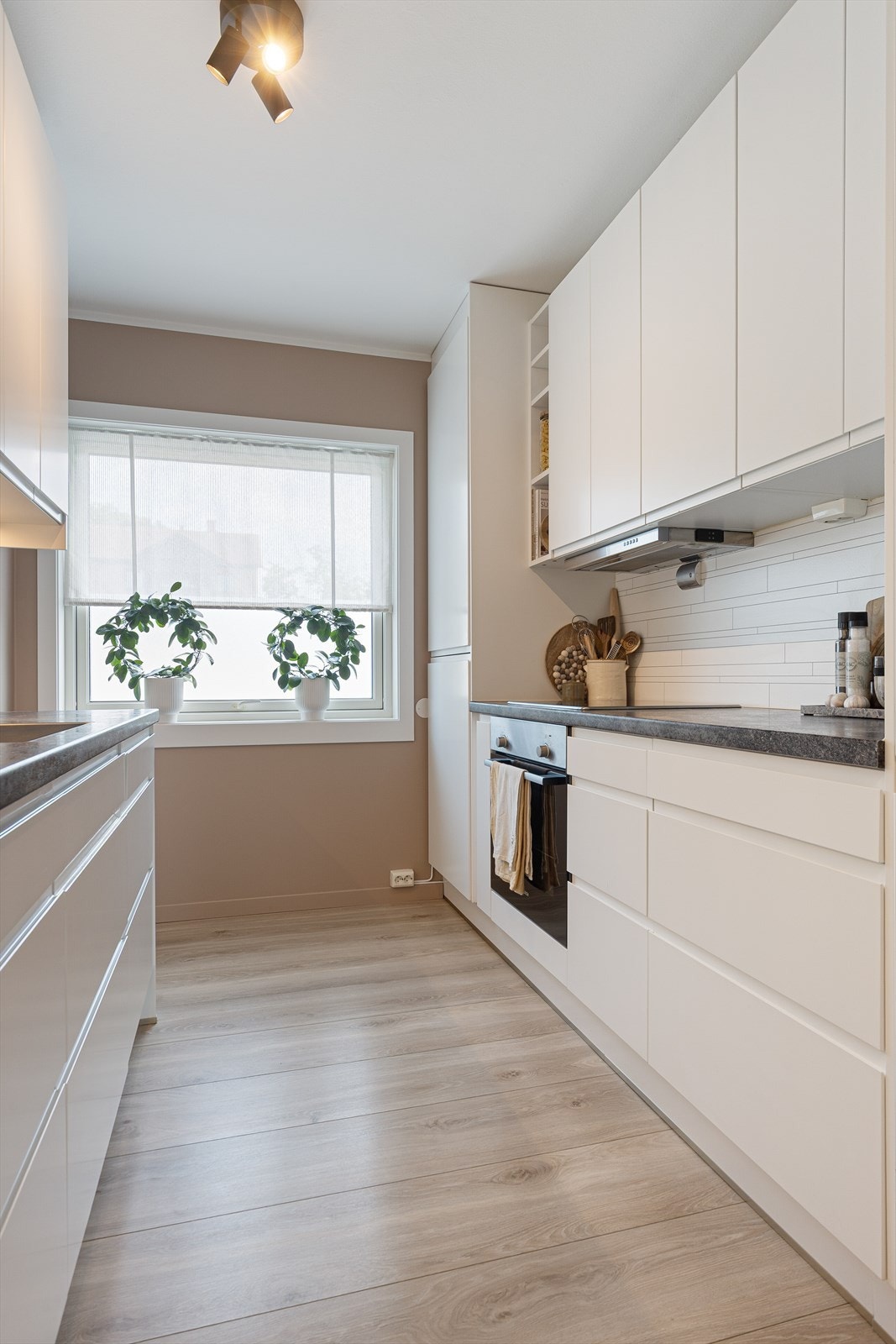 Her finnes også kjøl/fryseskap, oppvaskmaskin, komfyrvakt og vannstoppsystem. Galleribilde
