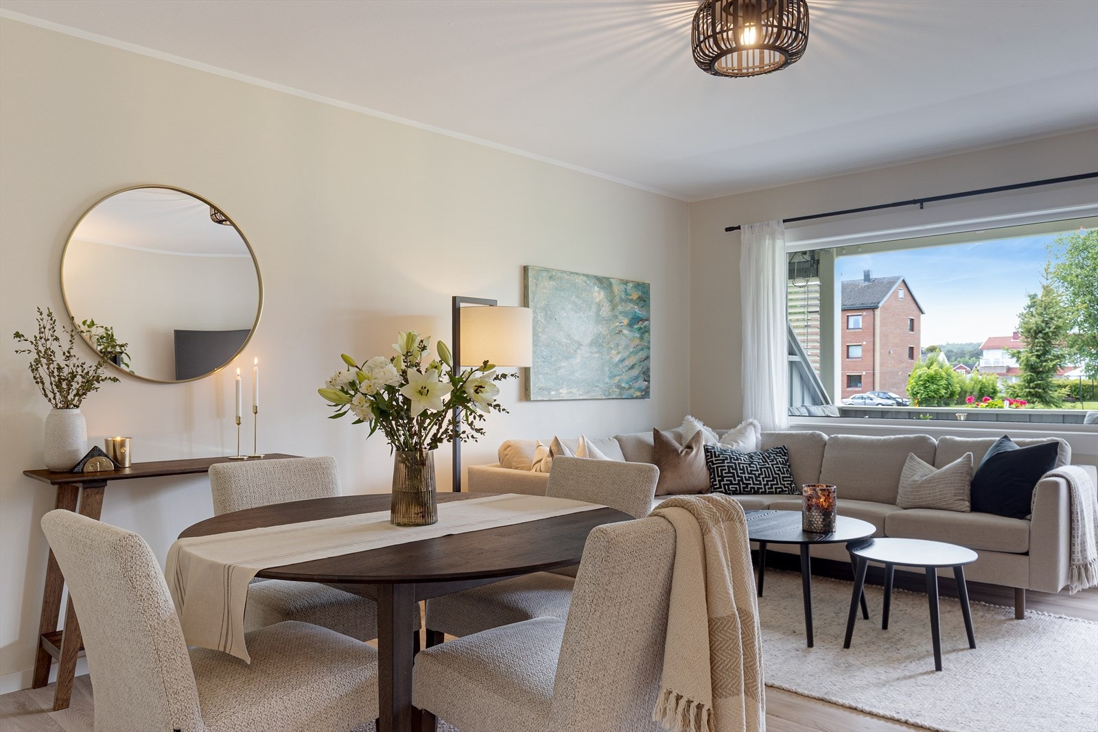 Vinduene er fra 2016 og har 2-lags glass, kledd utvendig med lakkert aluminium. Galleribilde