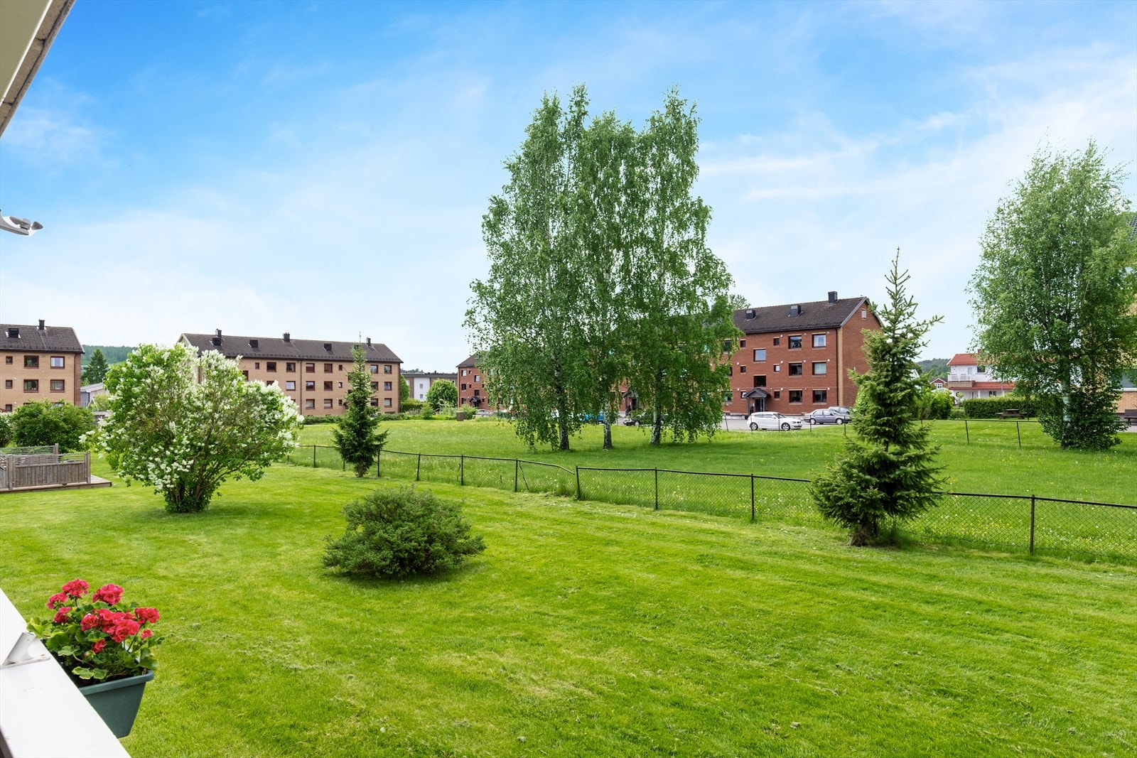 Leiligheten ligger i rolige omgivelser i et populært boligområde på Hovenga. Galleribilde