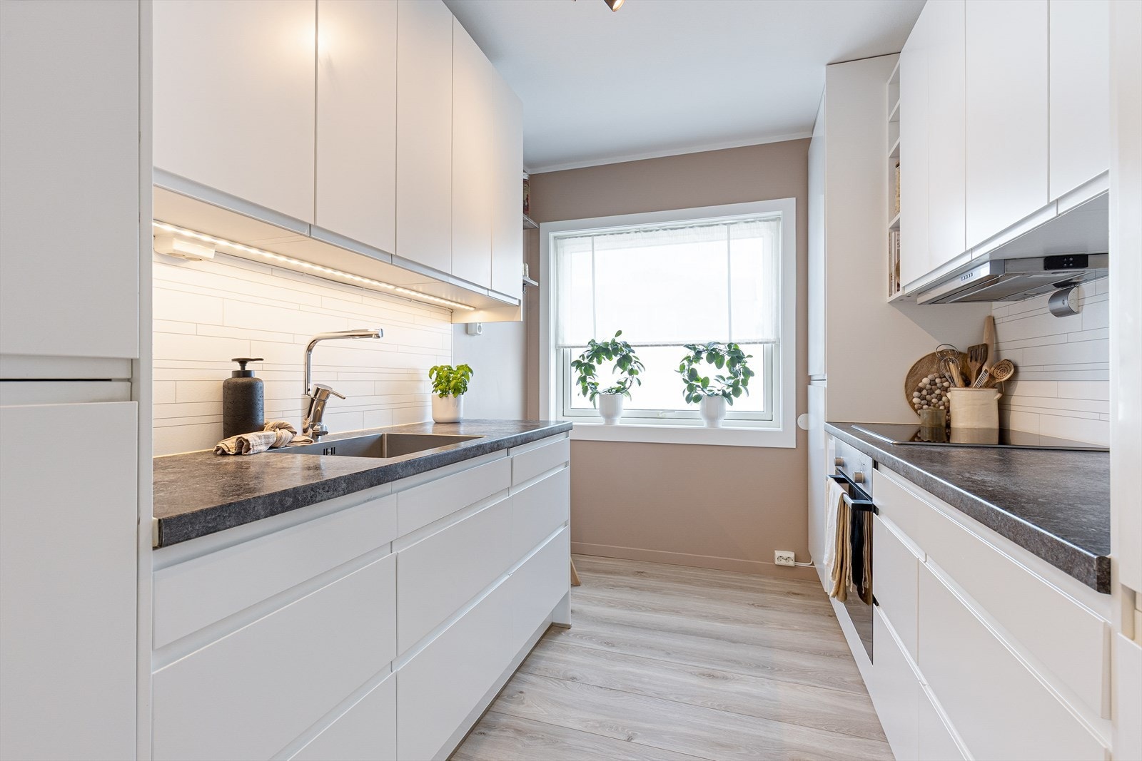 Nydelig stilrent kjøkken med innredning fra Epoq (2019). Galleribilde