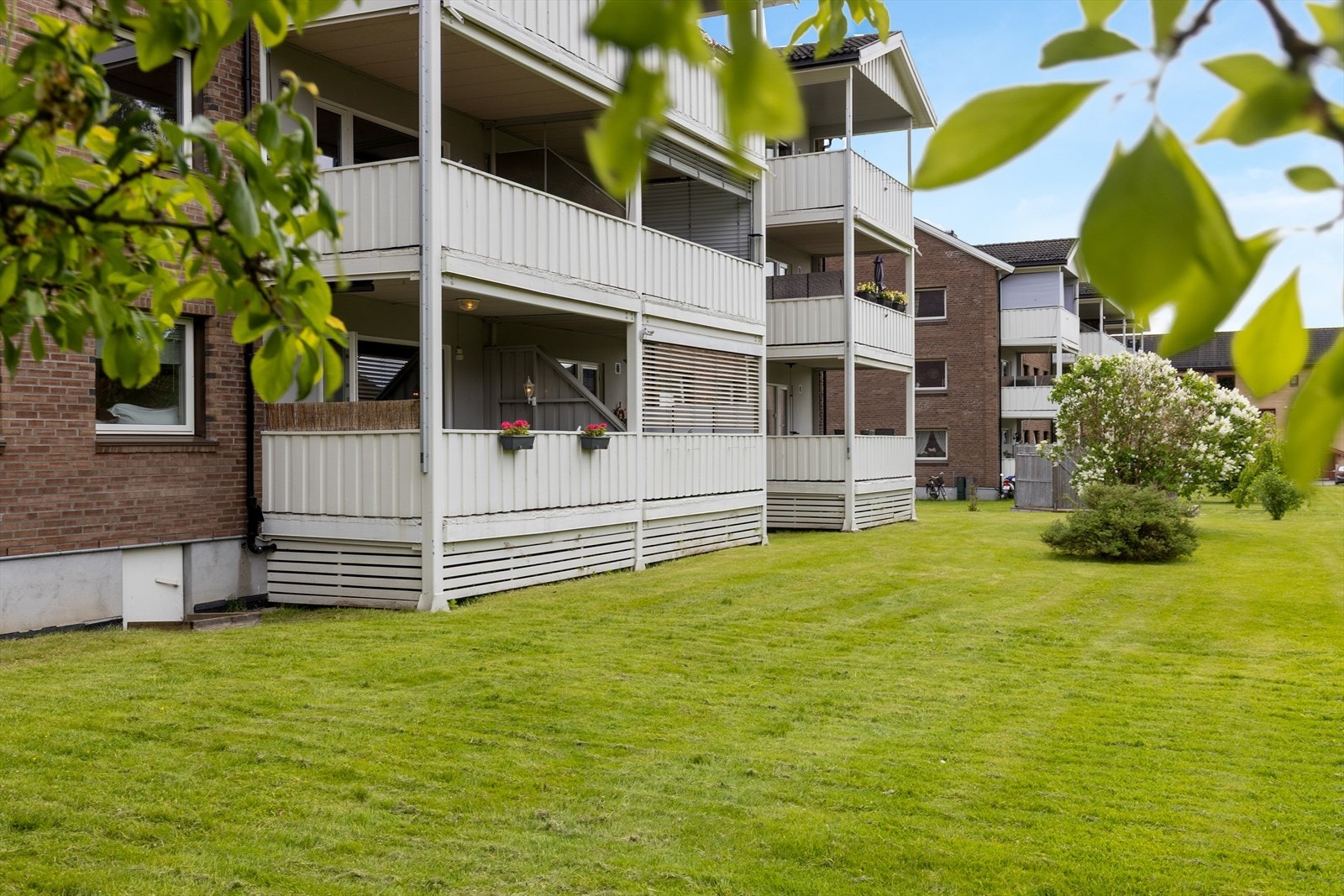 Lundejordet II Borettslag har opparbeidede fellesarealer med plen og beplantning. Galleribilde