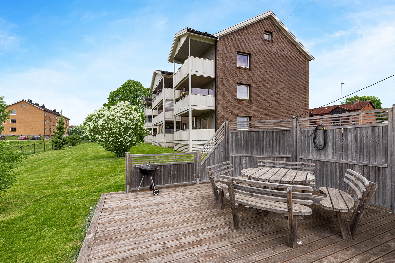 Brattsbergvegen 8B har en attraktiv og sentrumsnær beliggenhet på Hovenga, som er et av Porsgrunns mest populære boligområder! Tomten er pent opparbeidet med felles grøntarealer og diverse beplantning. Galleribilde