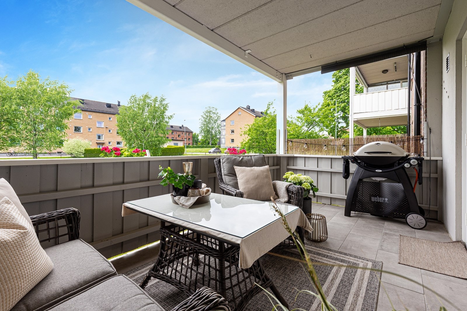Uteplassen er romslig og har plass til både grill og utemøbler. Galleribilde