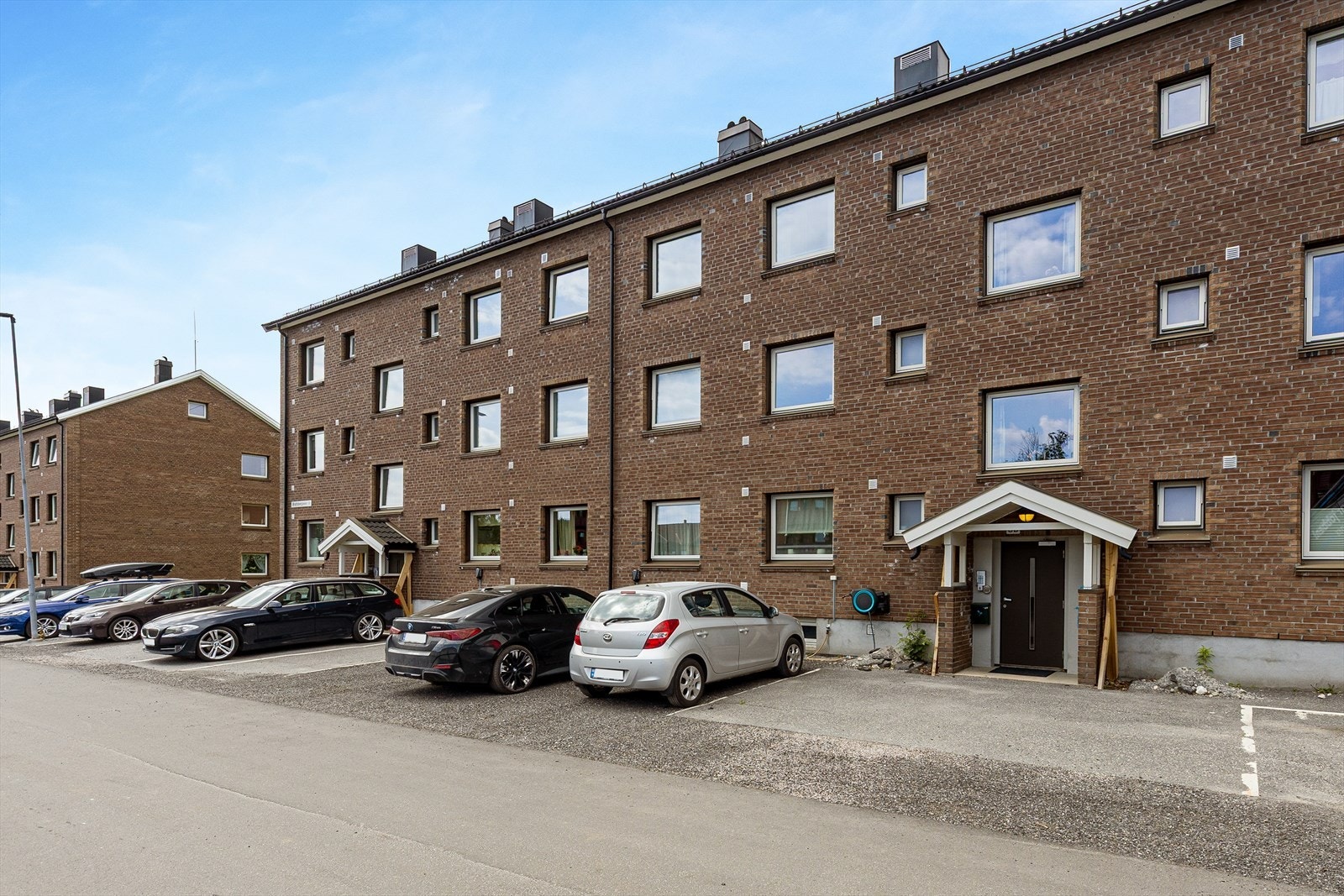 Leiligheten ligger i 1. etasje i en lavblokk fra 1953, i et veletablert borettslag. Galleribilde