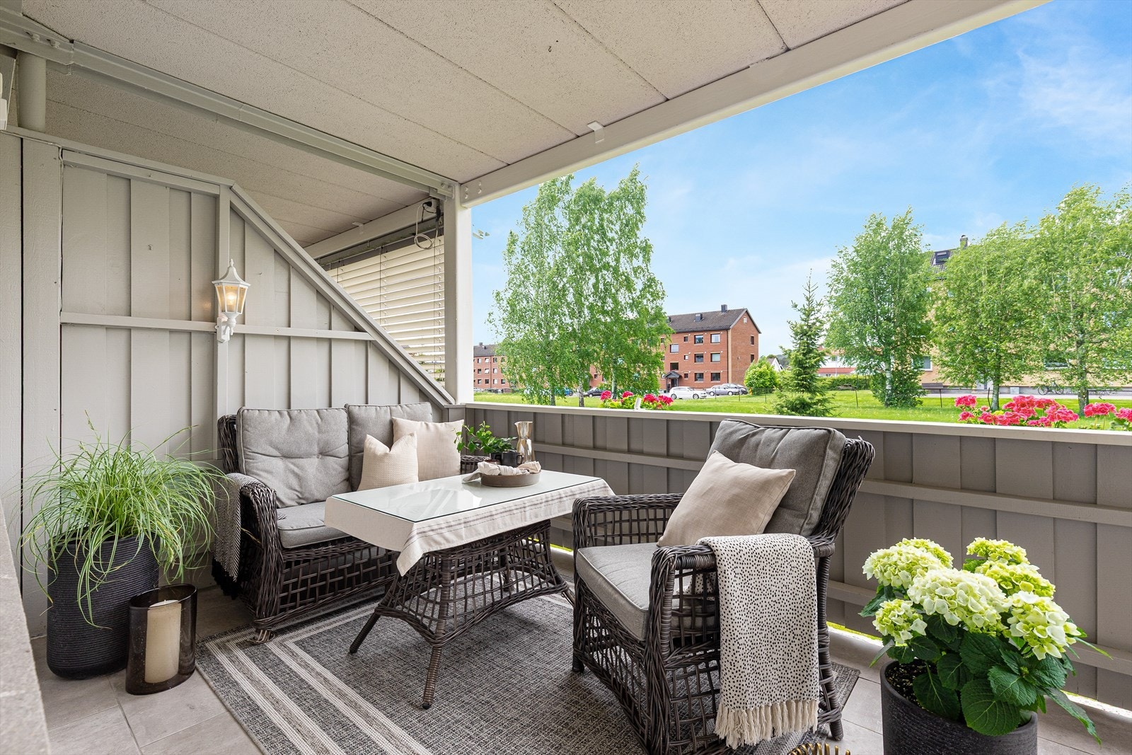 Fra stuen er det utgang til en overbygget, vestvendt balkong med god plass til sittegruppe. Galleribilde