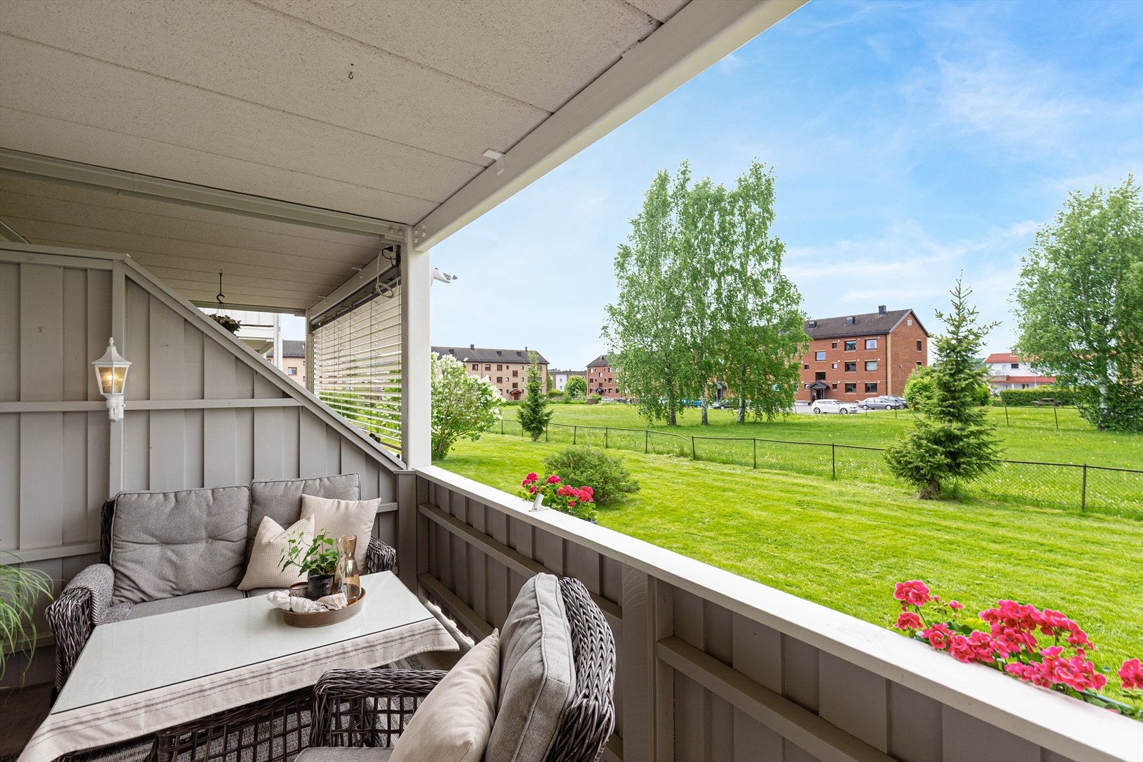 Her sitter man usjenert til med utsikt over grøntområdene. Galleribilde