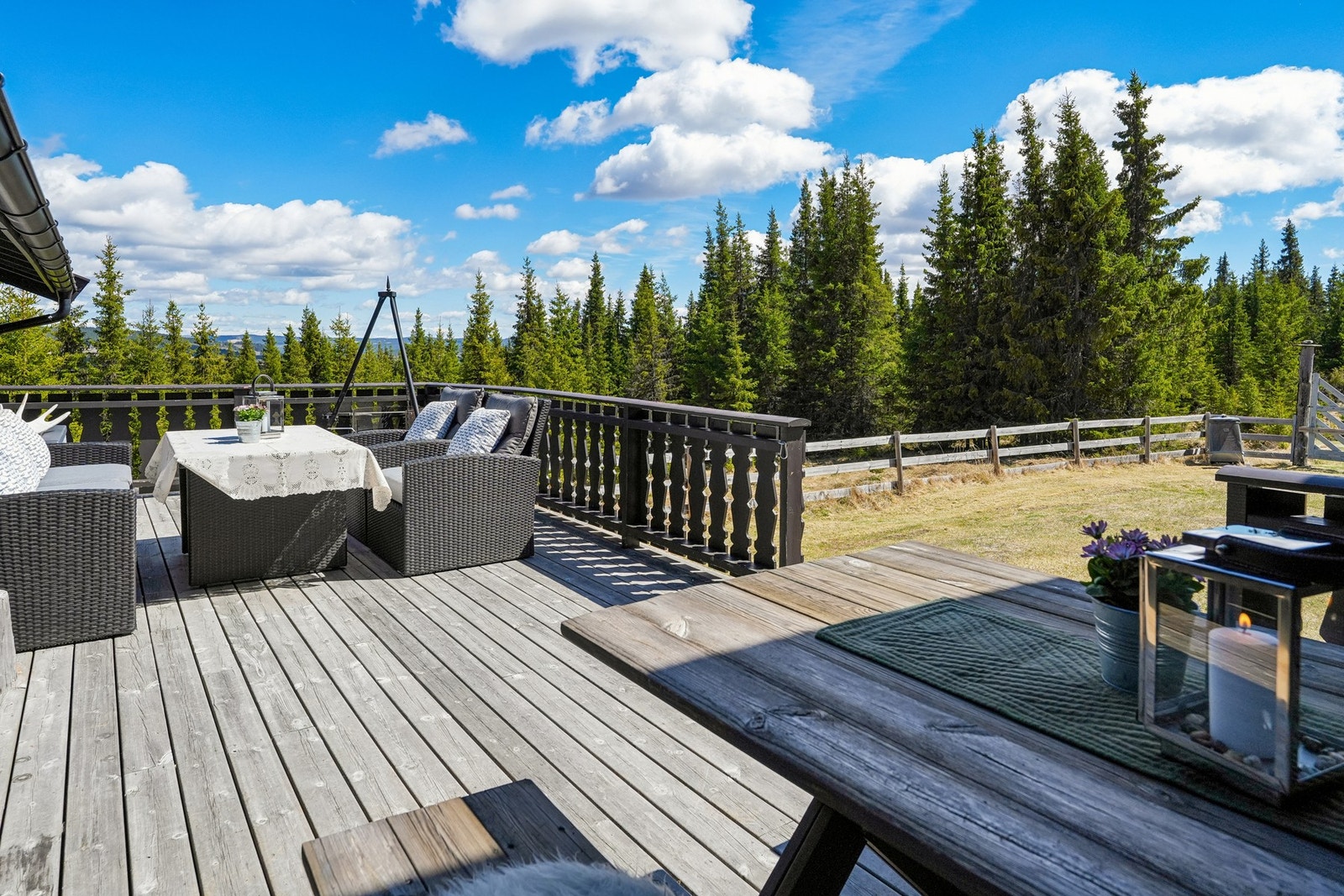 På terrassen ved inngangen er solforholdene gode fra tidlig morgen til godt ut på ettermiddagen og her er det god plass til utemøblering Galleribilde