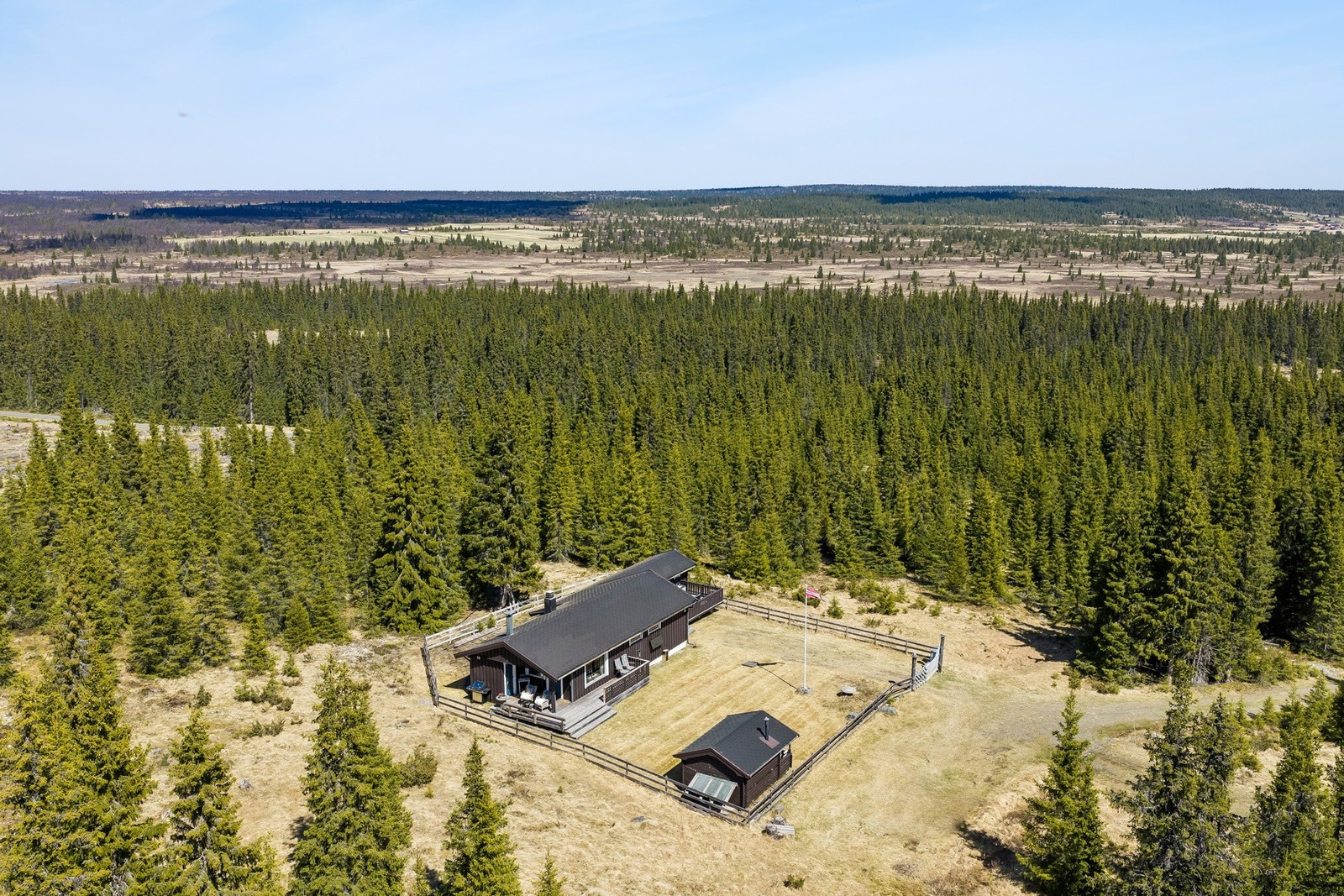 Eiendommen består av hytte og anneks på flat og lettstelt tomt med gode solforhold. Galleribilde