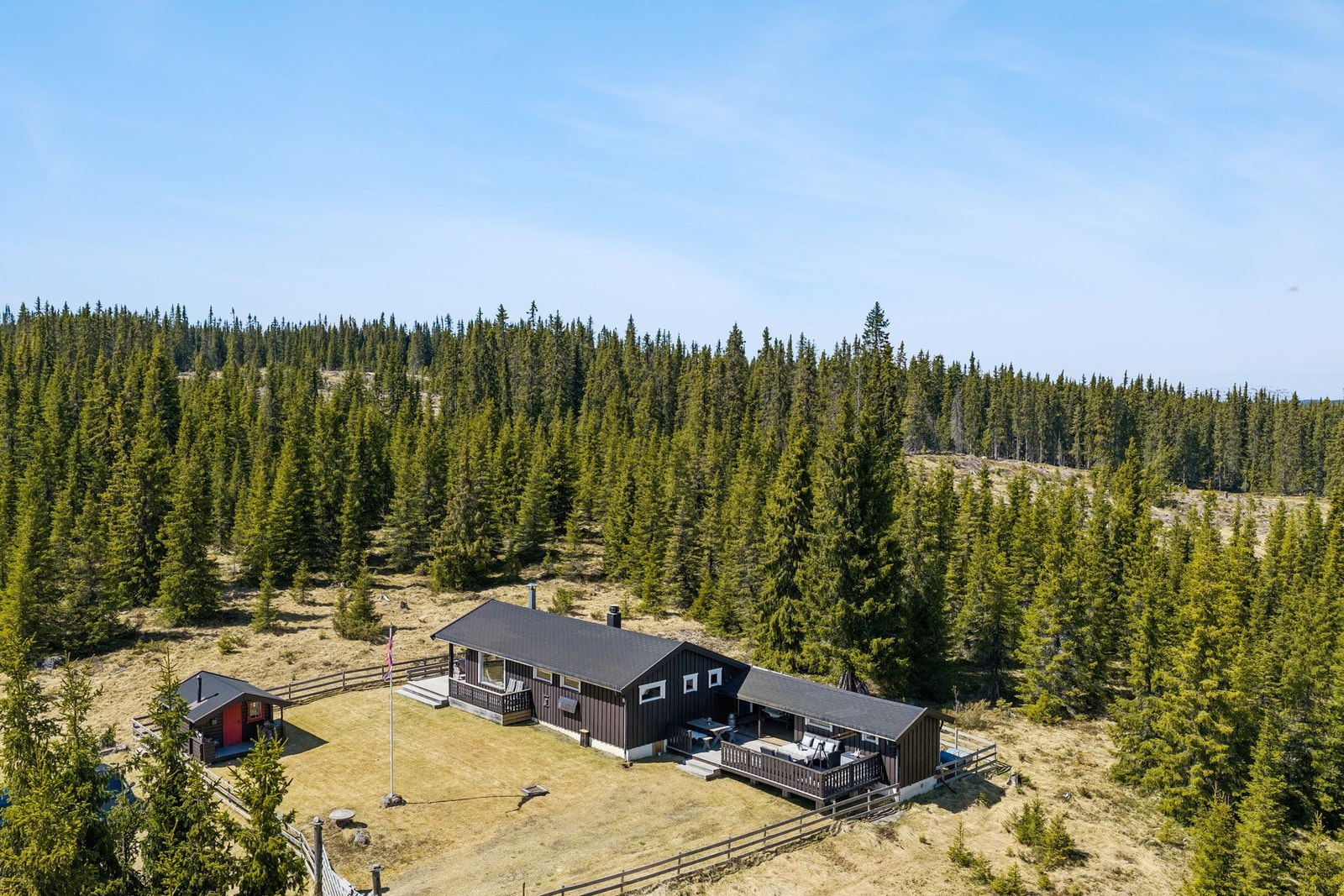 Eiendomsmegler Marit Nystuen presenterer Lauvhaugvegen 74 - en usjenert fjellidyll i Tisleidalen. Foto: EFKT v/ Tor Solberg Galleribilde