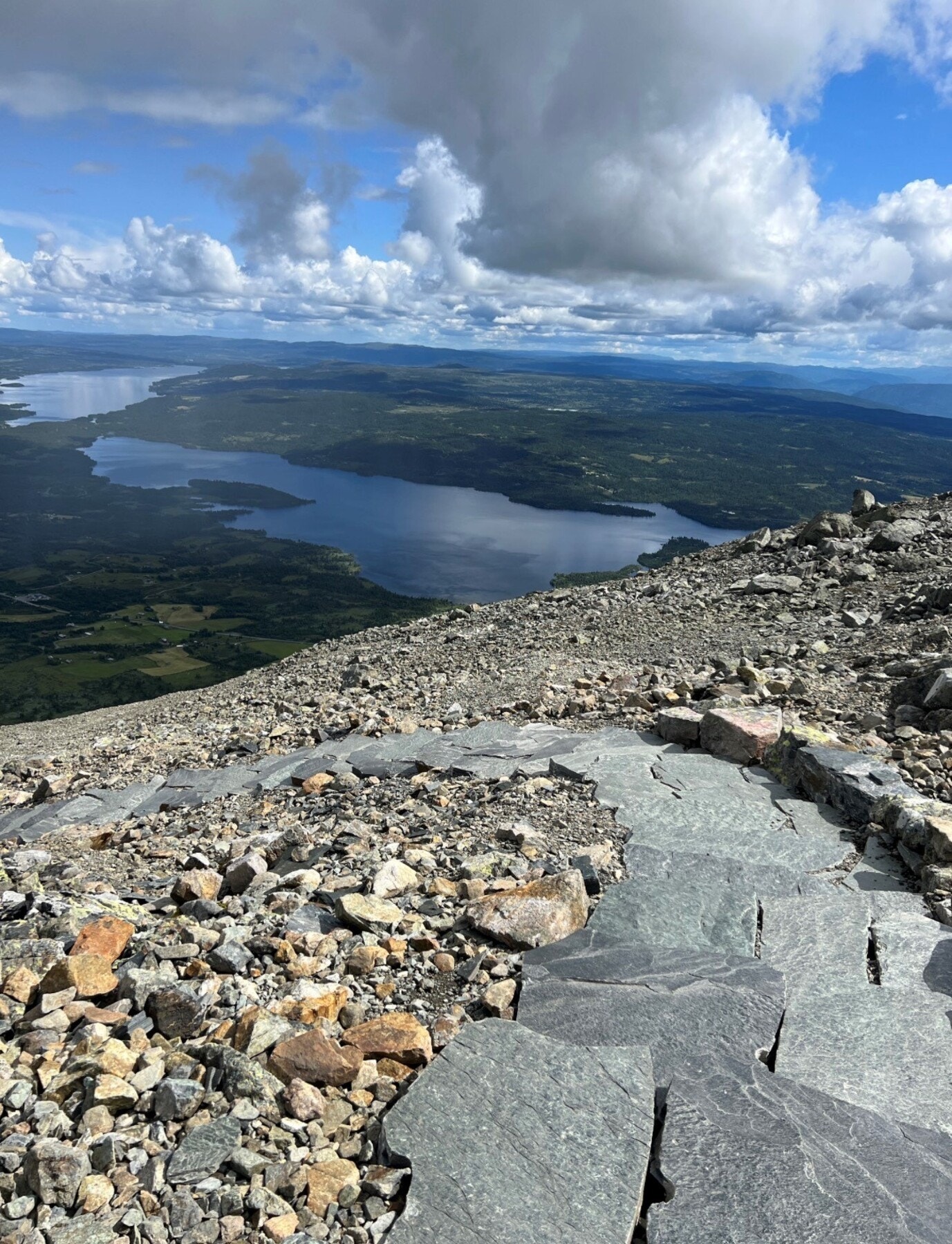 Flott fjelltur opp til Skogshorn hvor deler at stien er steintrapp. Bilde fra selgers arkiv. Galleribilde