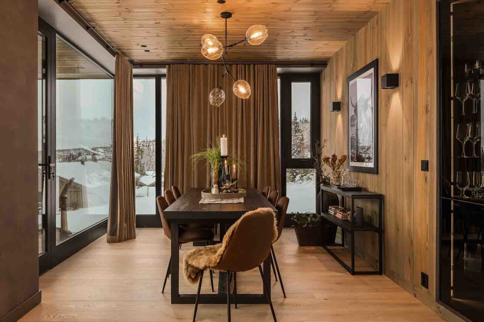Hjørneleilighet med store vinduer som gir en meget god atmosfære i rommet! Galleribilde