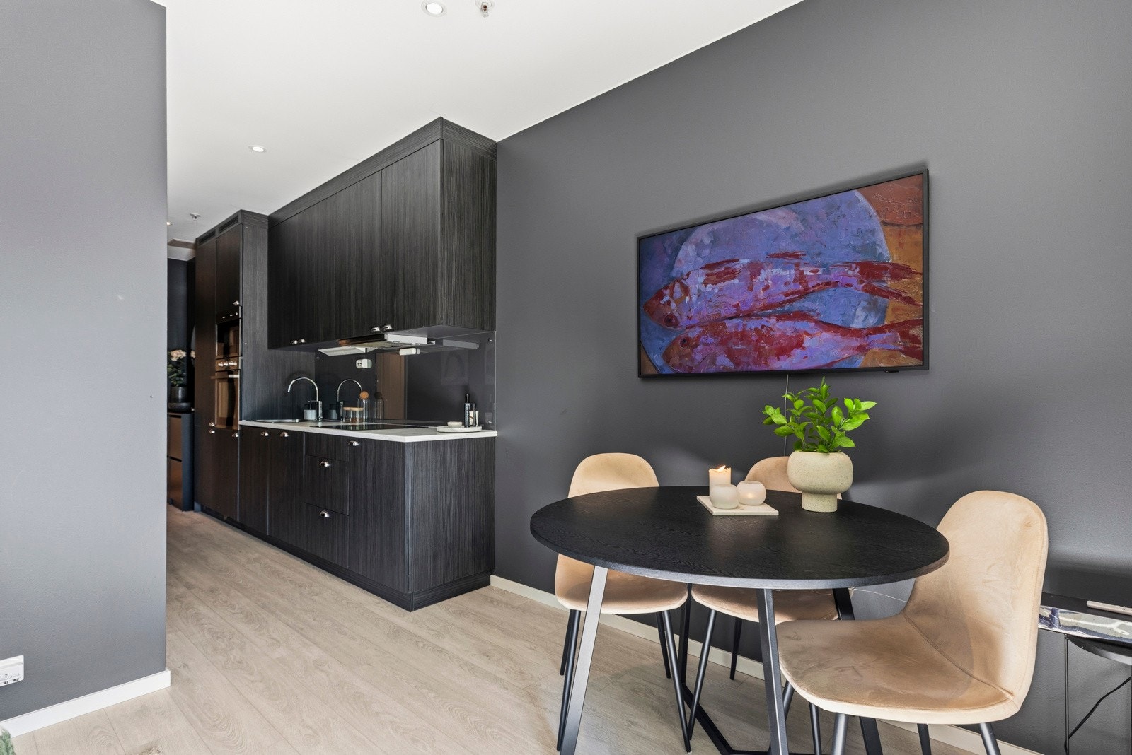 Her er det både plass til sofagruppe og spisestuebord. Galleribilde