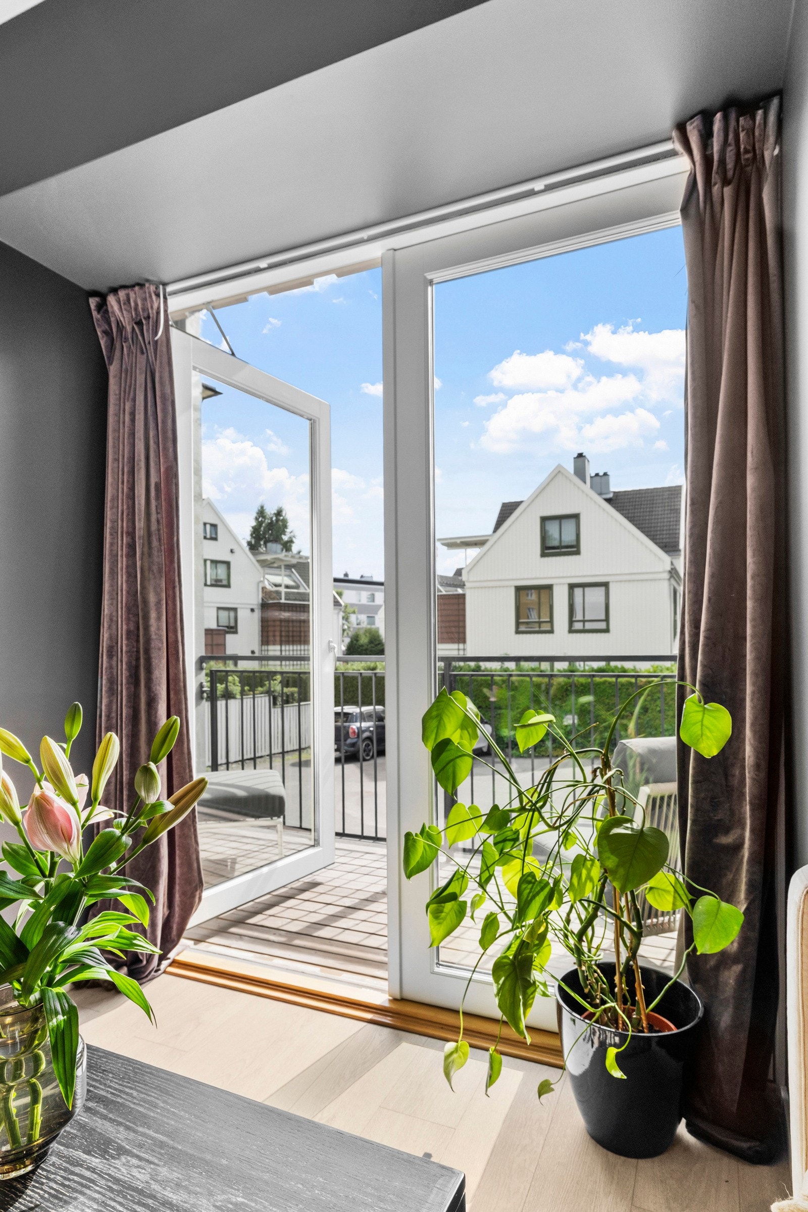 Med åpne balkongdører på sommerstid, oppleves balkongen som en forlengelse av stuen. Galleribilde