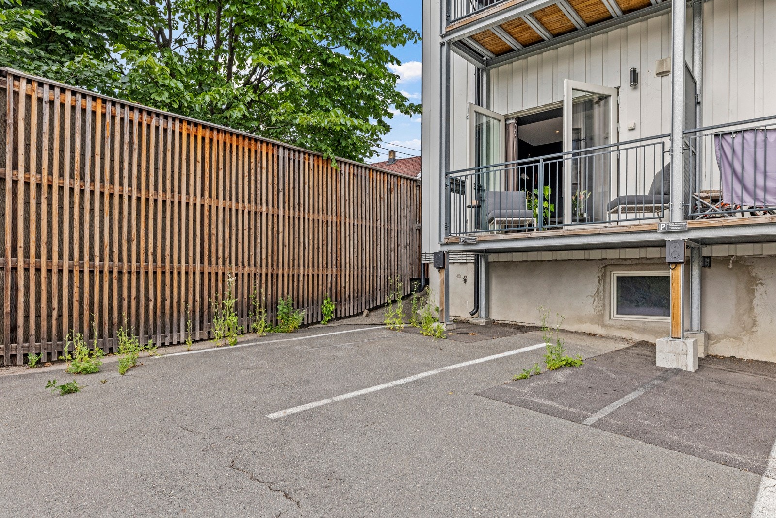 Parkeringsplassen er rett ved leiligheten. Galleribilde