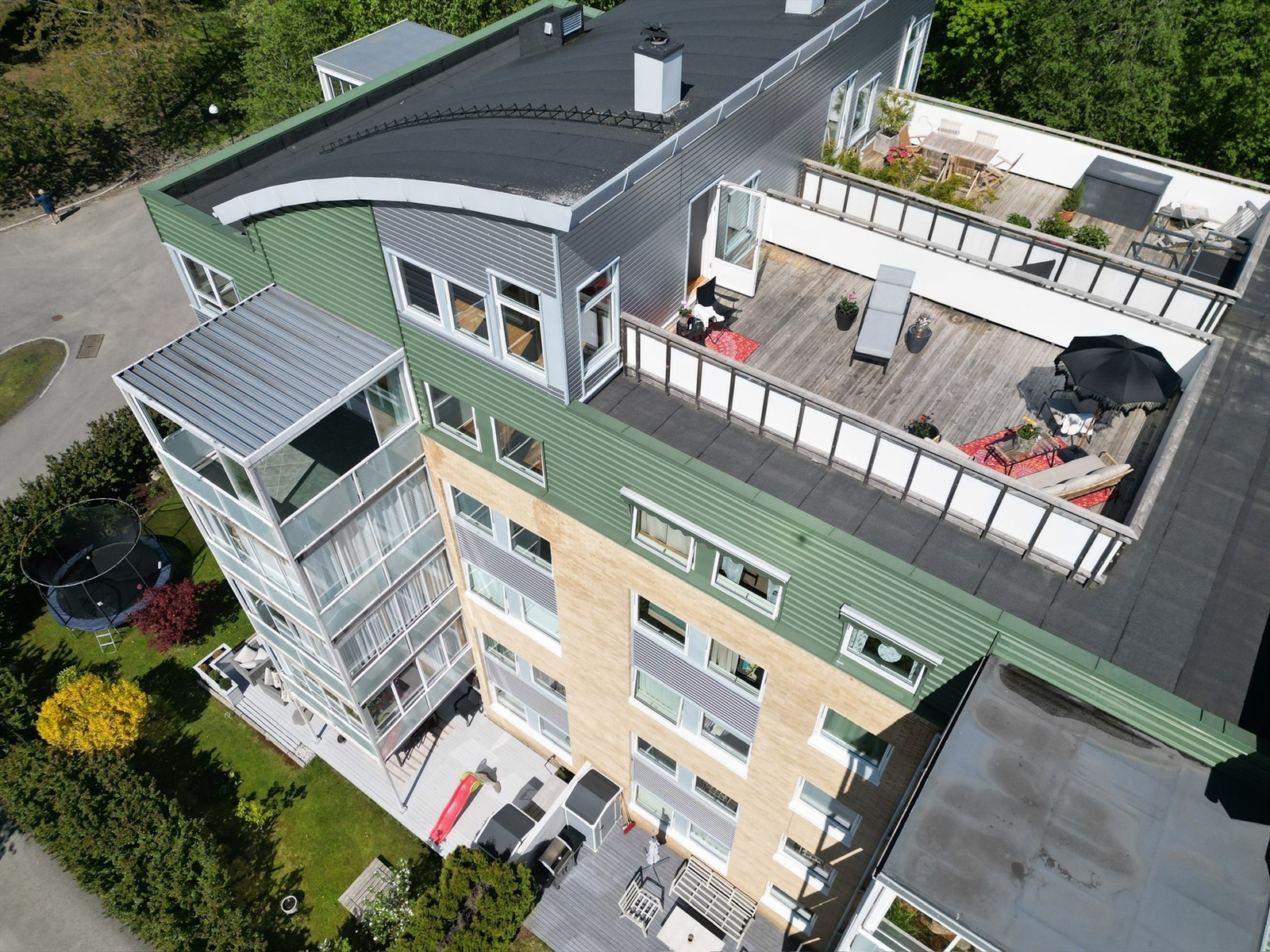 Flott og romslig toetasjes toppleilighet med både innglasset balkong og takterrasse Galleribilde